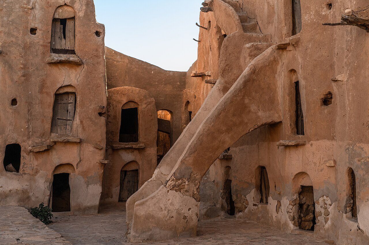 Escaleras y graneros abovedados del Ksar Ouled Soltane, en el sur de Túnez, escenario de rodaje de Star Wars, bajo la cálida luz del atardecer.
