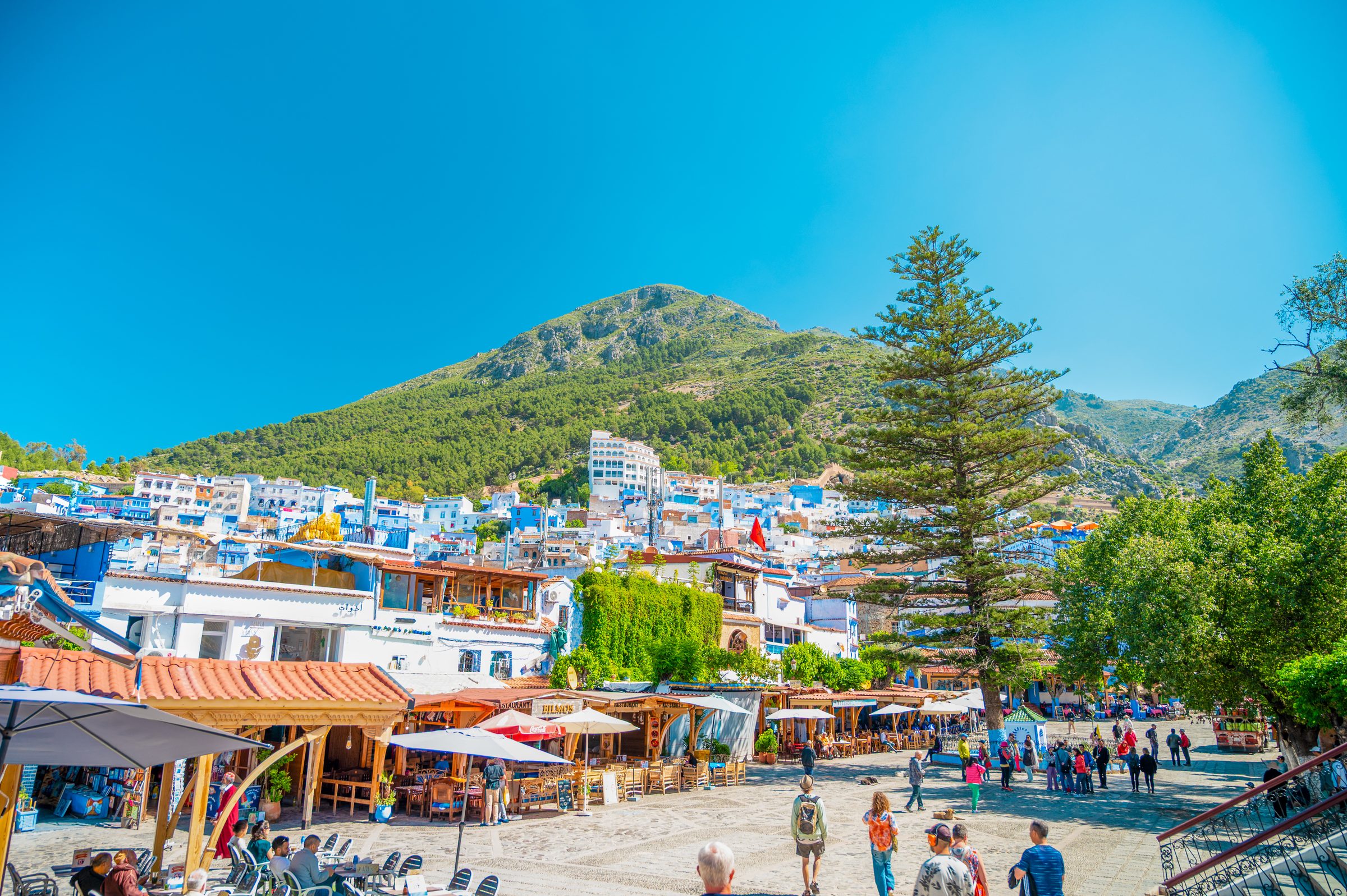 Chefchaouen, recogida al pie de las verdes montañas del Rif