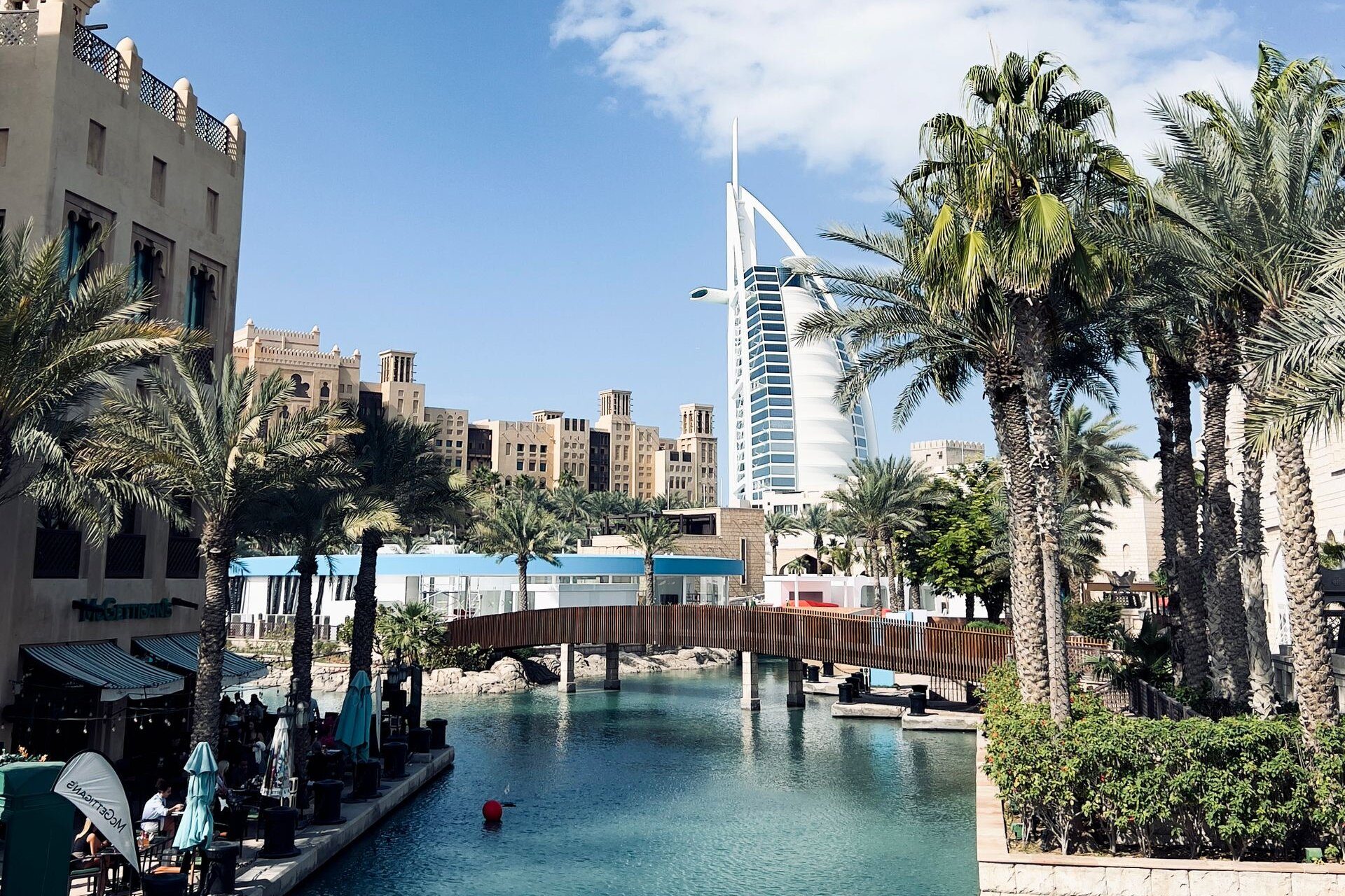 El Burj Al Arab sobre las palmeras y los canales de Madinat Jumeirah, Dubái