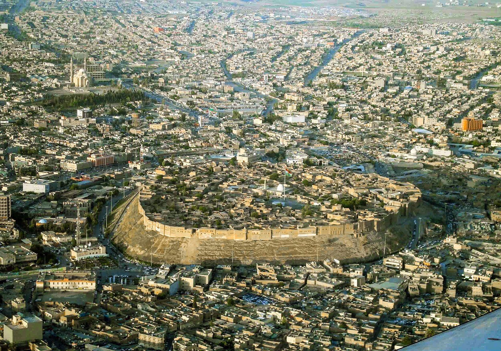 Las murallas ovaladas de la antigua Ciudadela de Erbil se alzan sobre la ciudad de Erbil, vistas desde el aire.
