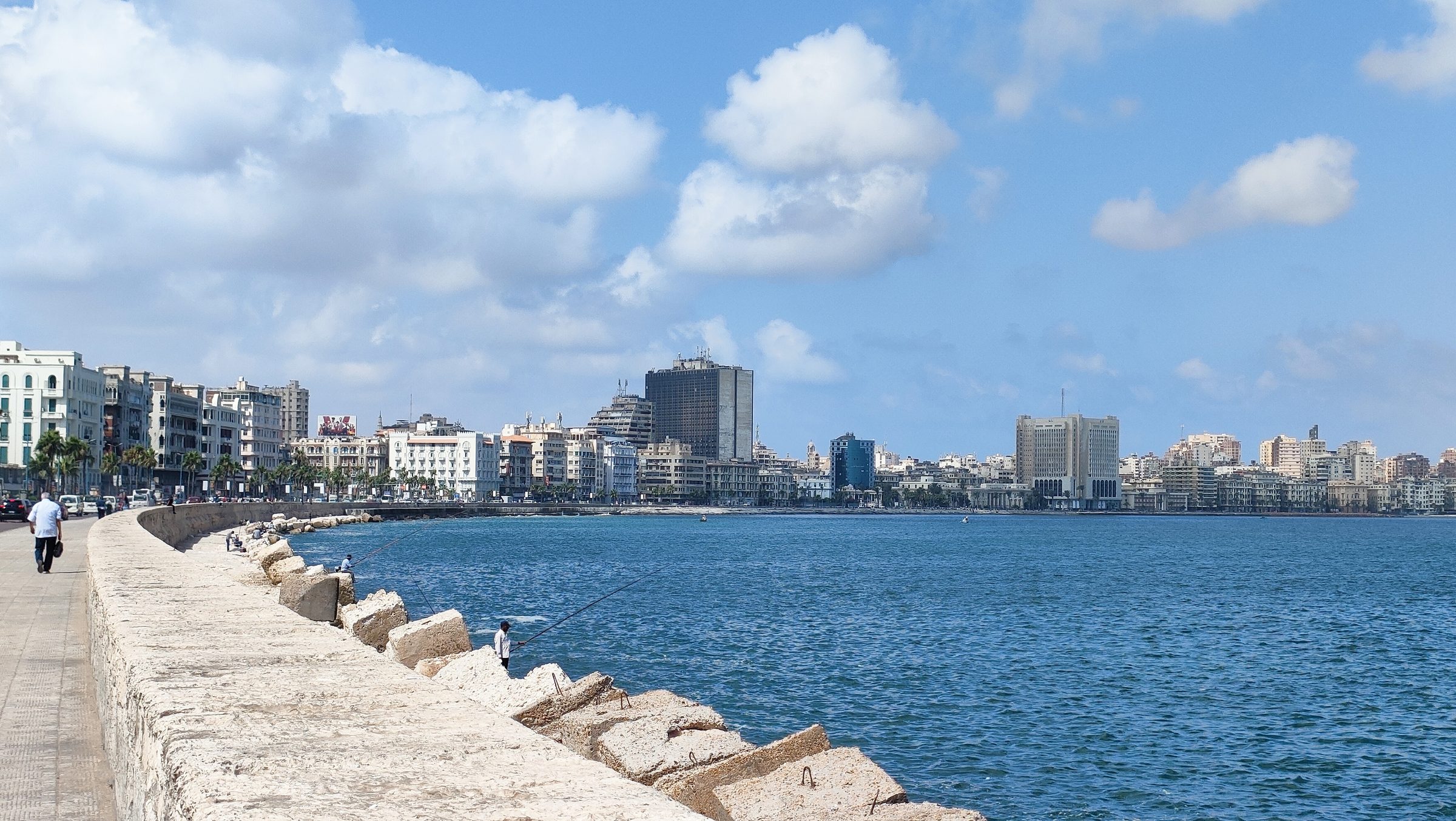 La Corniche de Alejandría a orillas del Mediterráneo, con el Cecil Hotel en su centro