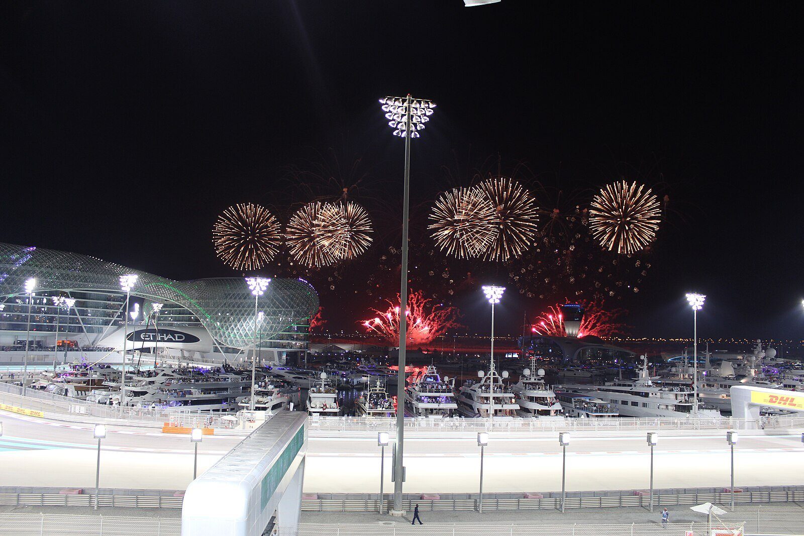 Fuegos artificiales sobre el circuito de Yas Marina y la marina repleta de yates en el Gran Premio de Abu Dabi.