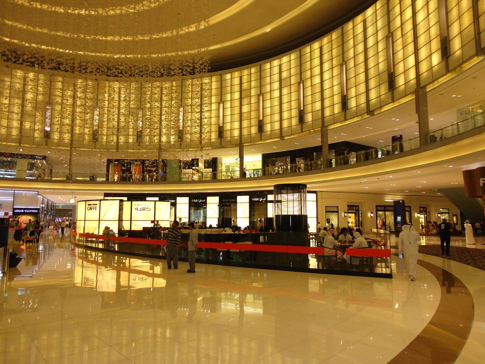 El atrio dorado de Fashion Avenue, el ala de lujo de The Dubai Mall