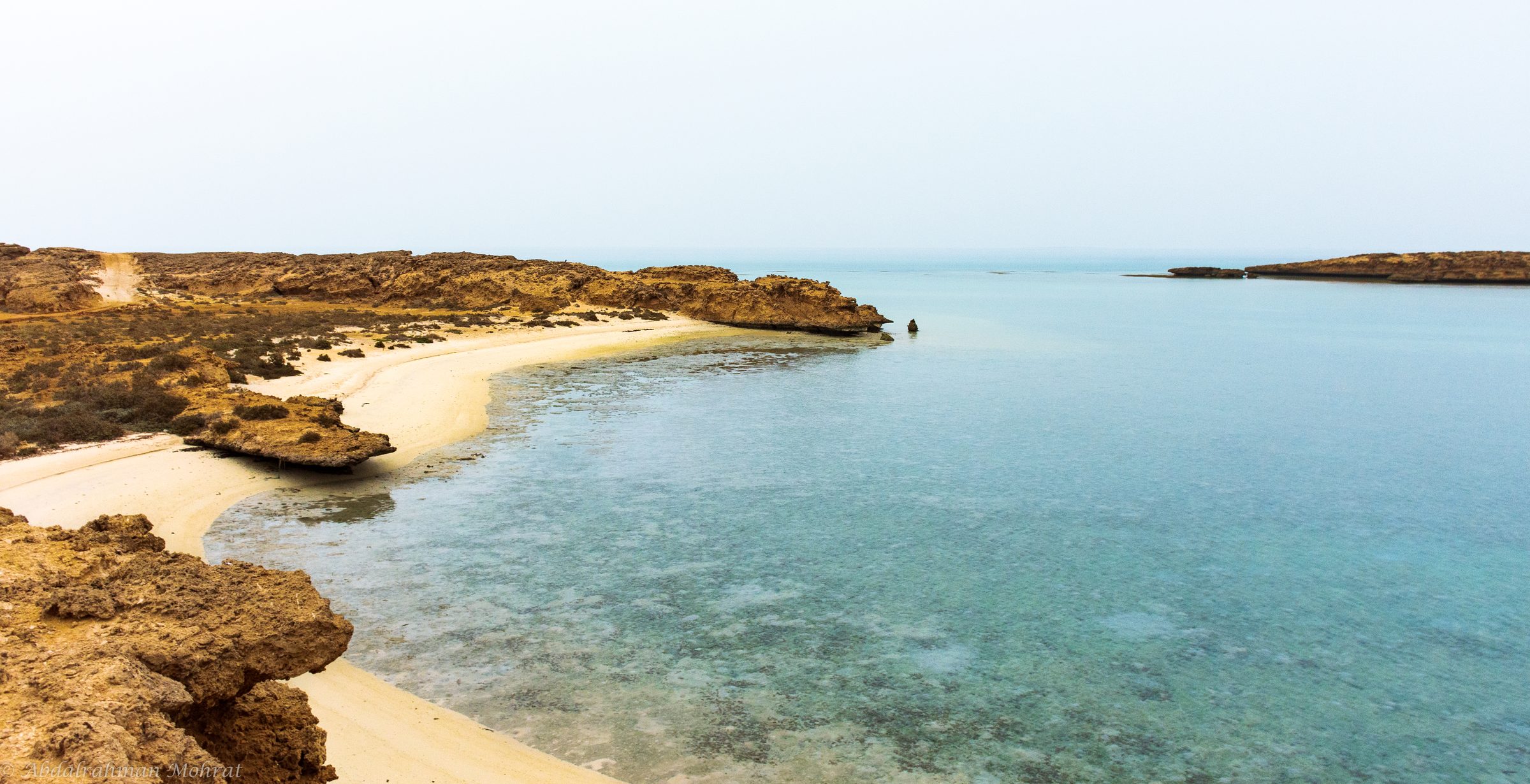Una cala desierta de arena blanca en las islas Farasan, frente a la costa de Jazán