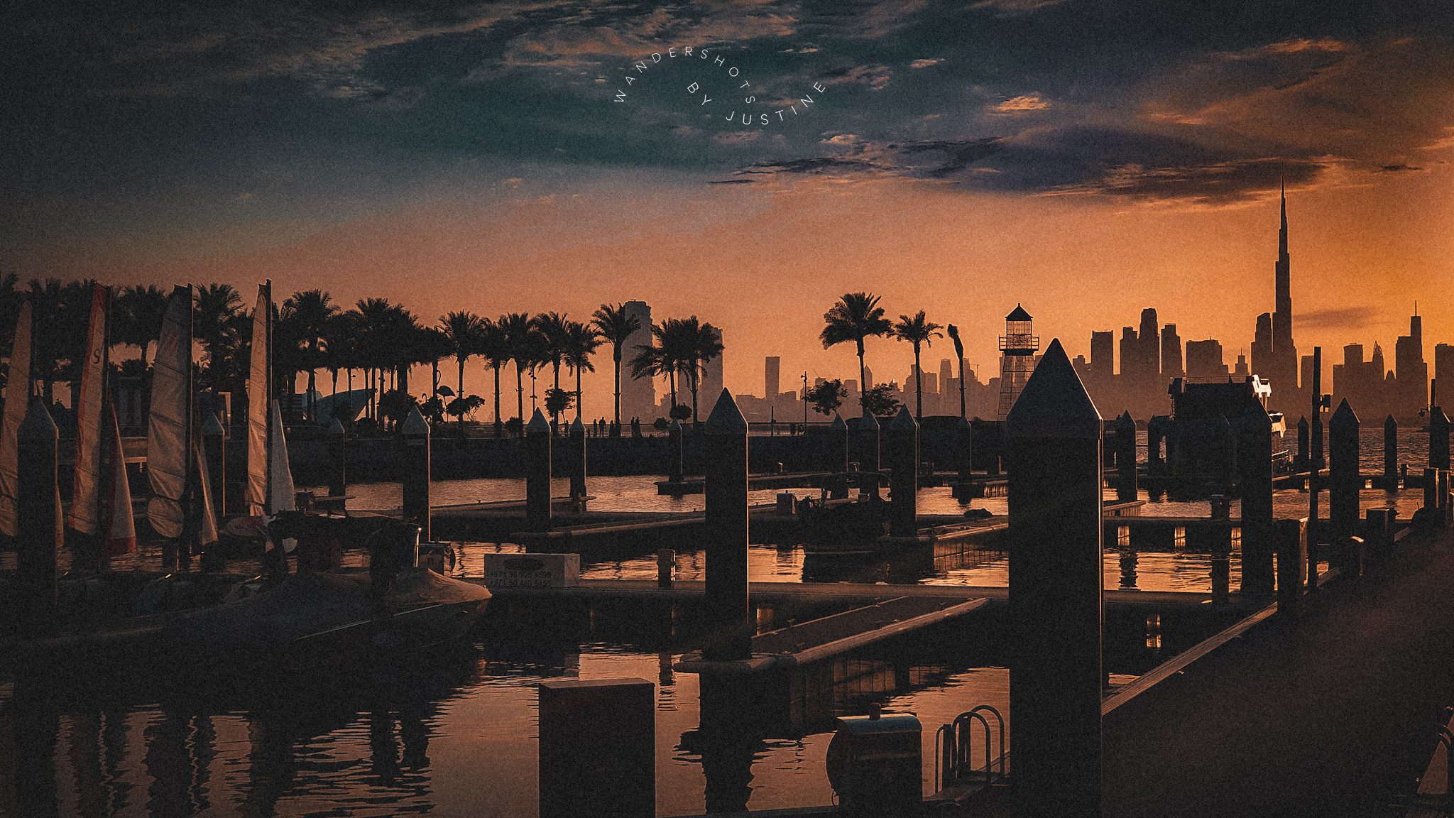 Atardecer sobre el puerto deportivo de Dubai Creek Harbour, con la ciudad al fondo