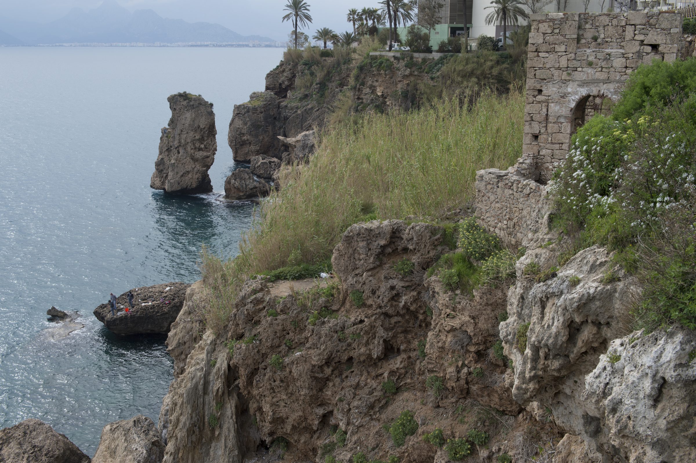 Farallones y acantilados al pie del casco antiguo de Antalya, en la Riviera turca