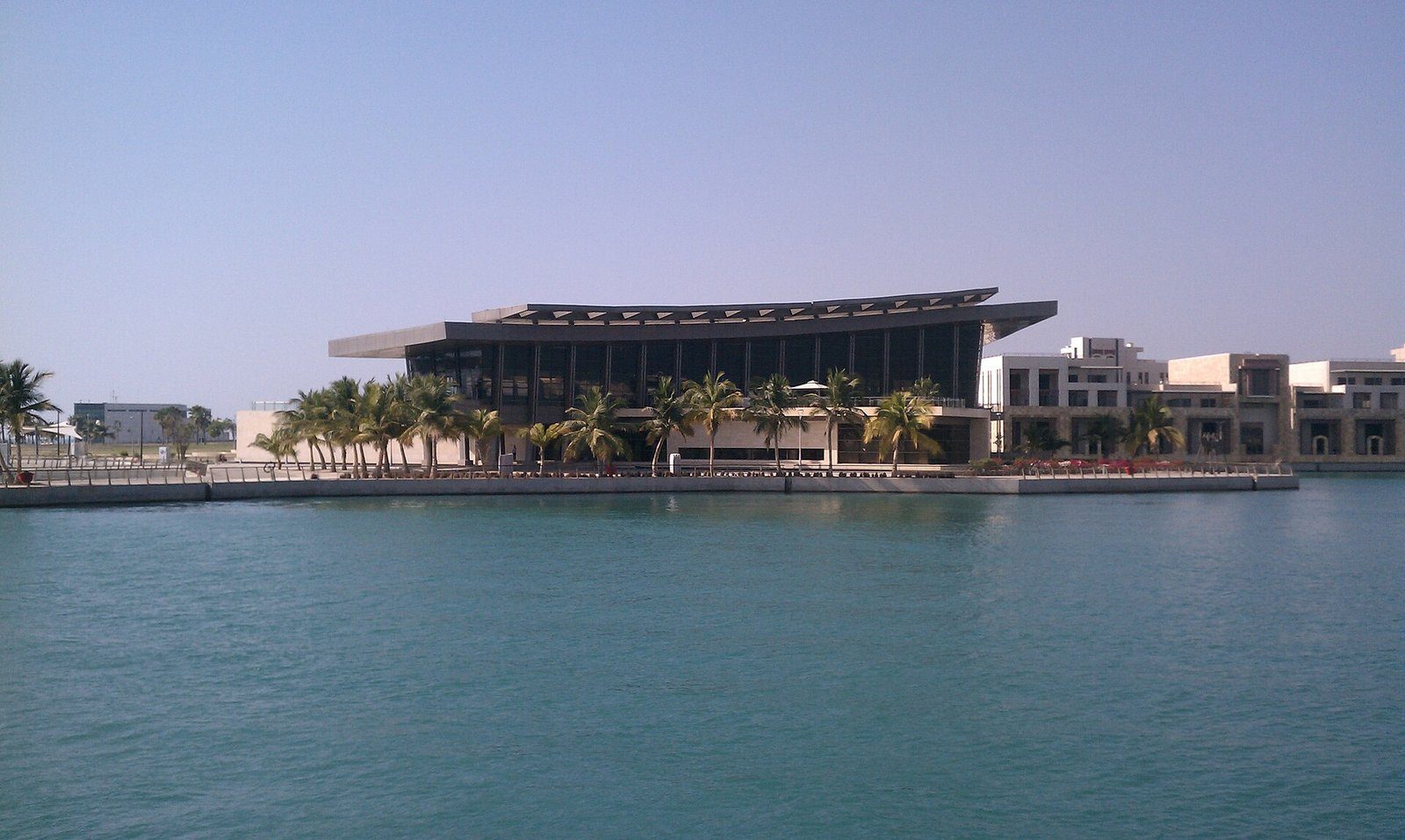 La biblioteca en voladizo de KAUST a orillas del Mar Rojo en Thuwal, Arabia Saudí