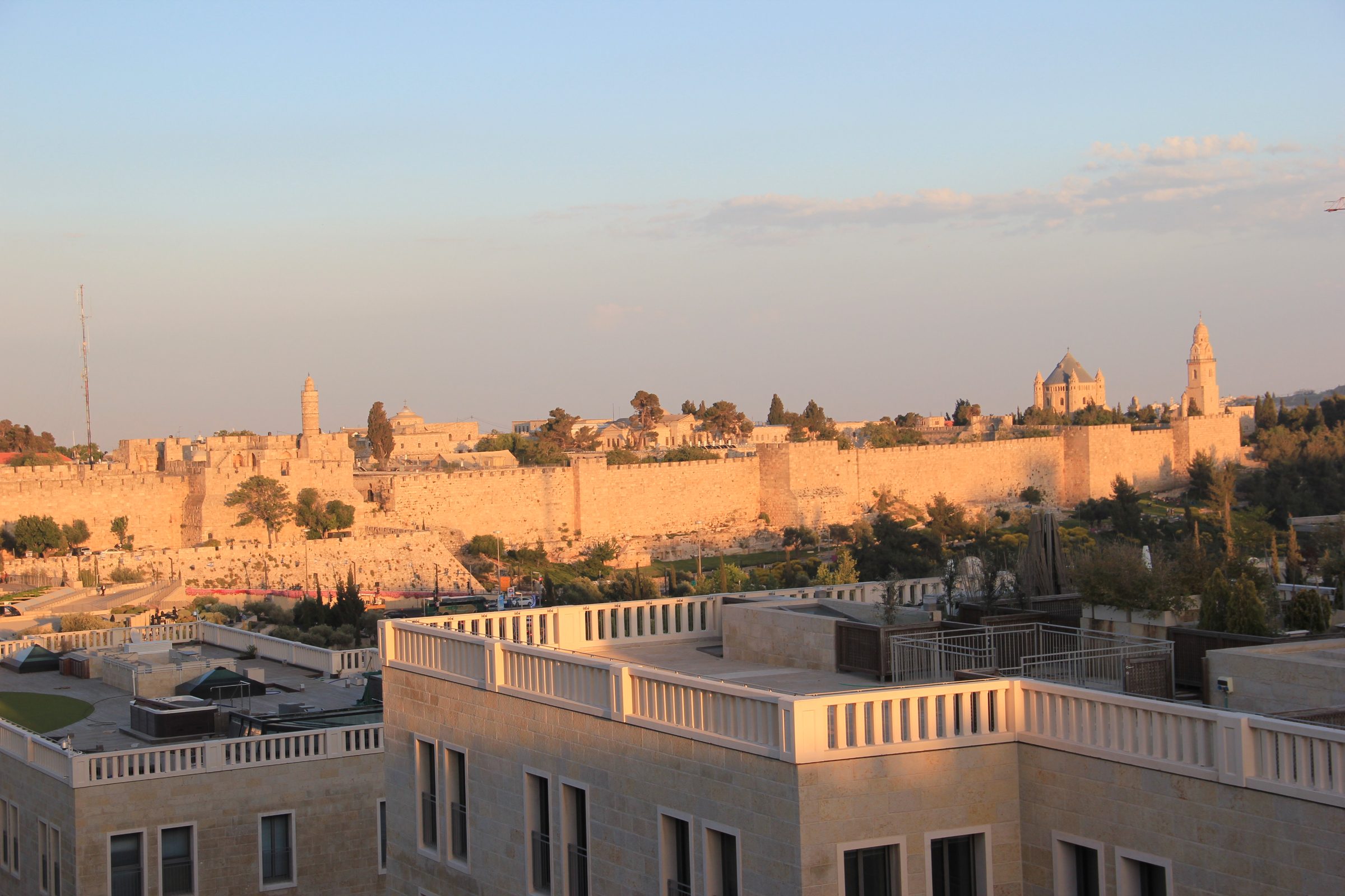 Las murallas de la Ciudad Vieja de Jerusalén resplandecen con la luz del atardecer