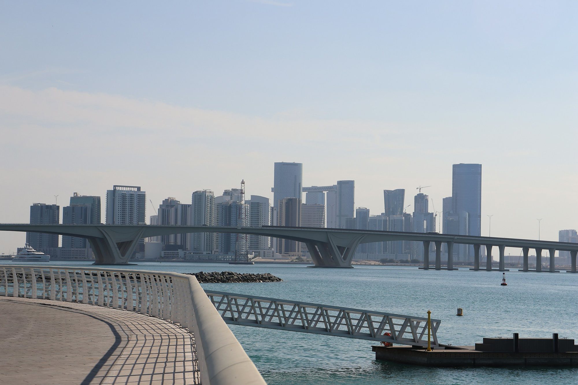 Las torres de la isla de Al Reem tras los puentes de Abu Dabi