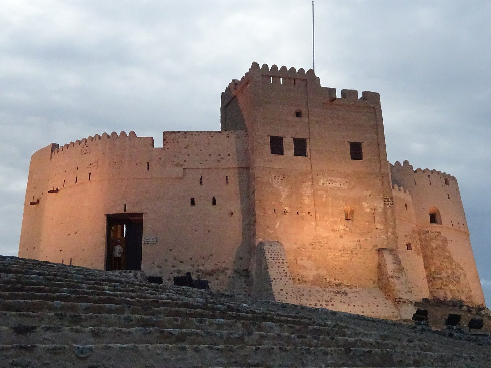 Las torres del Fuerte de Fujairah, envueltas en el cálido resplandor del atardecer.