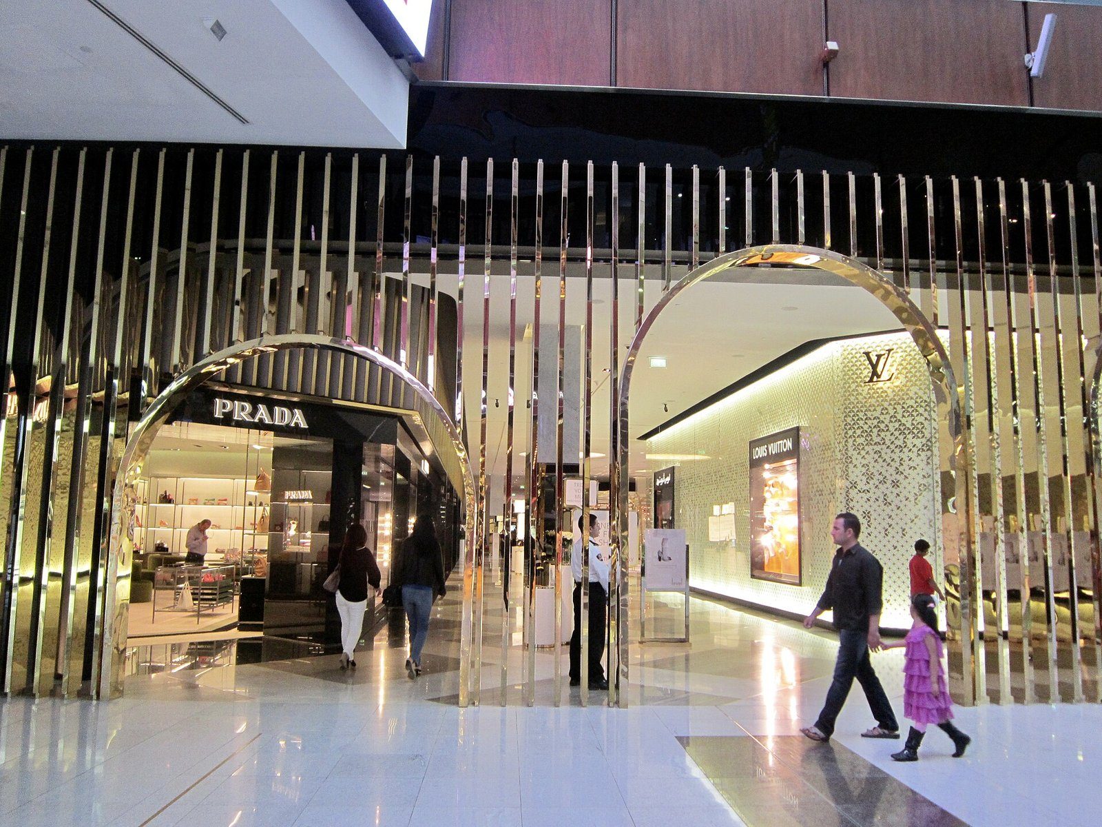 Pasillos de mármol y boutiques de diseño iluminadas en la Fashion Avenue del Dubai Mall.