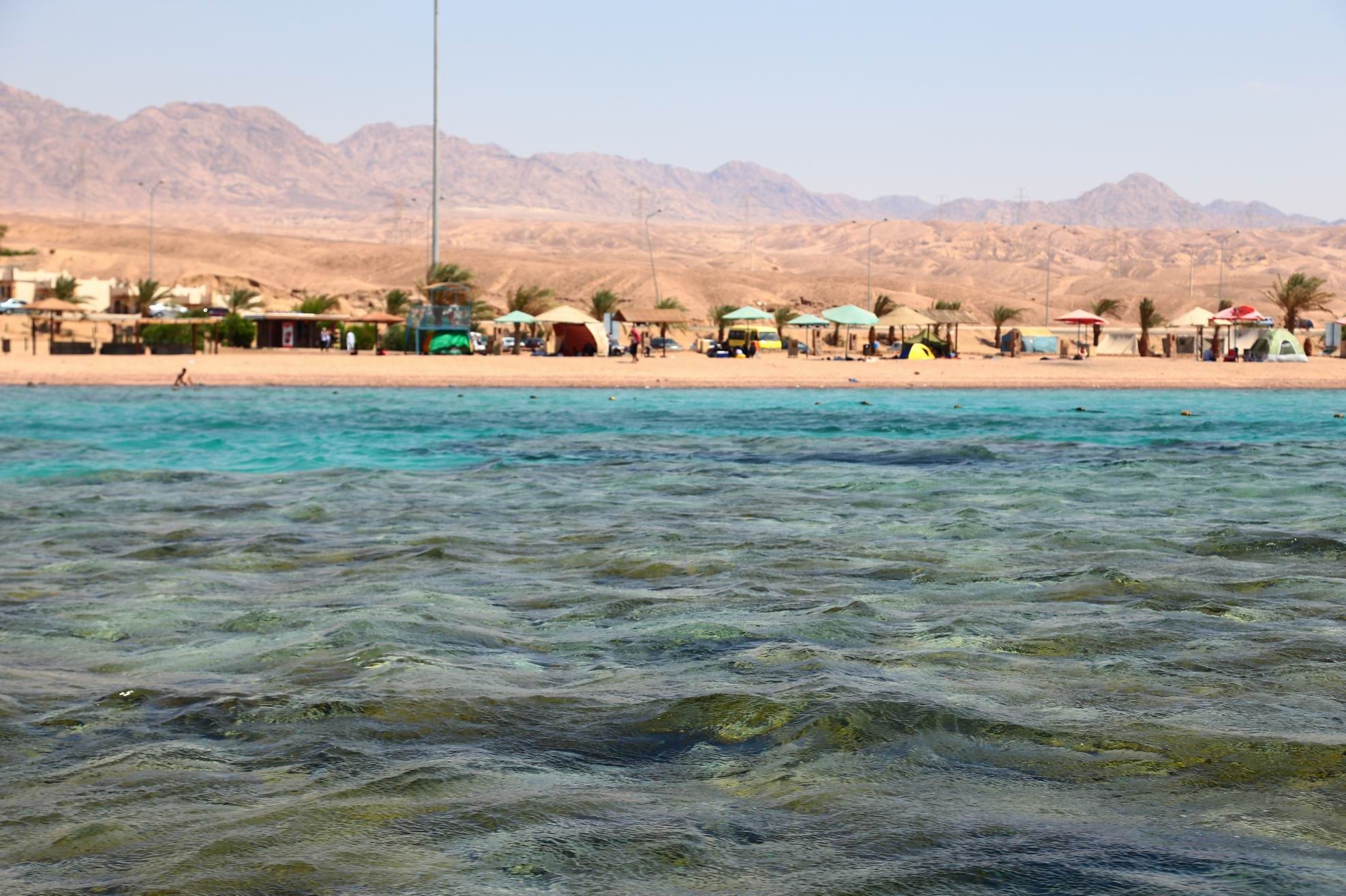 Aguas cristalinas de color turquesa a lo largo de la playa de Áqaba, en el Mar Rojo