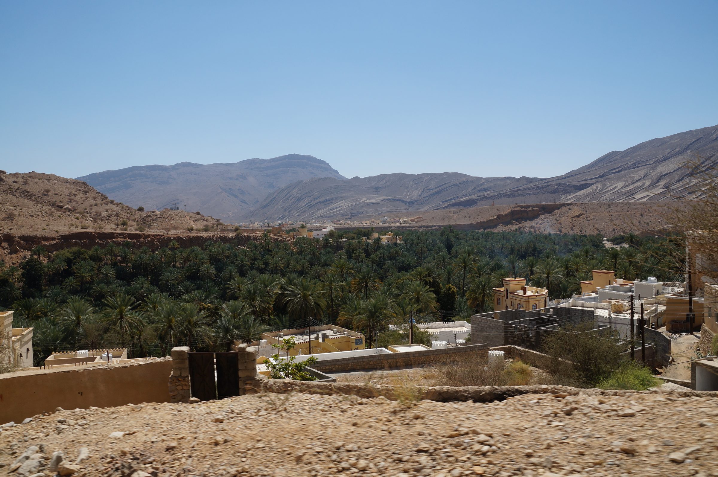 Wadi Bani Khalid: el pueblo y sus palmerales al pie de las pozas del cañón, Omán