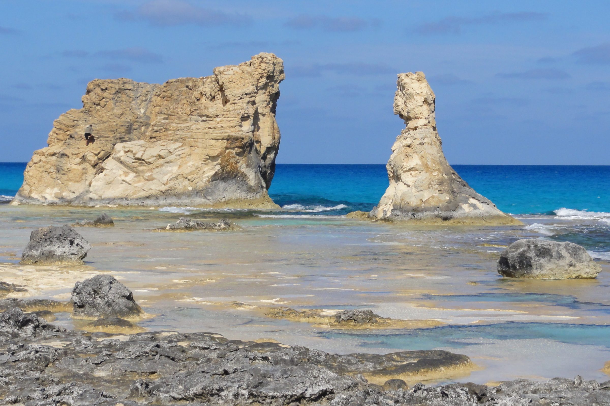 Rocas calizas en aguas cristalinas de color turquesa en la costa de Marsa Matruh, Egipto