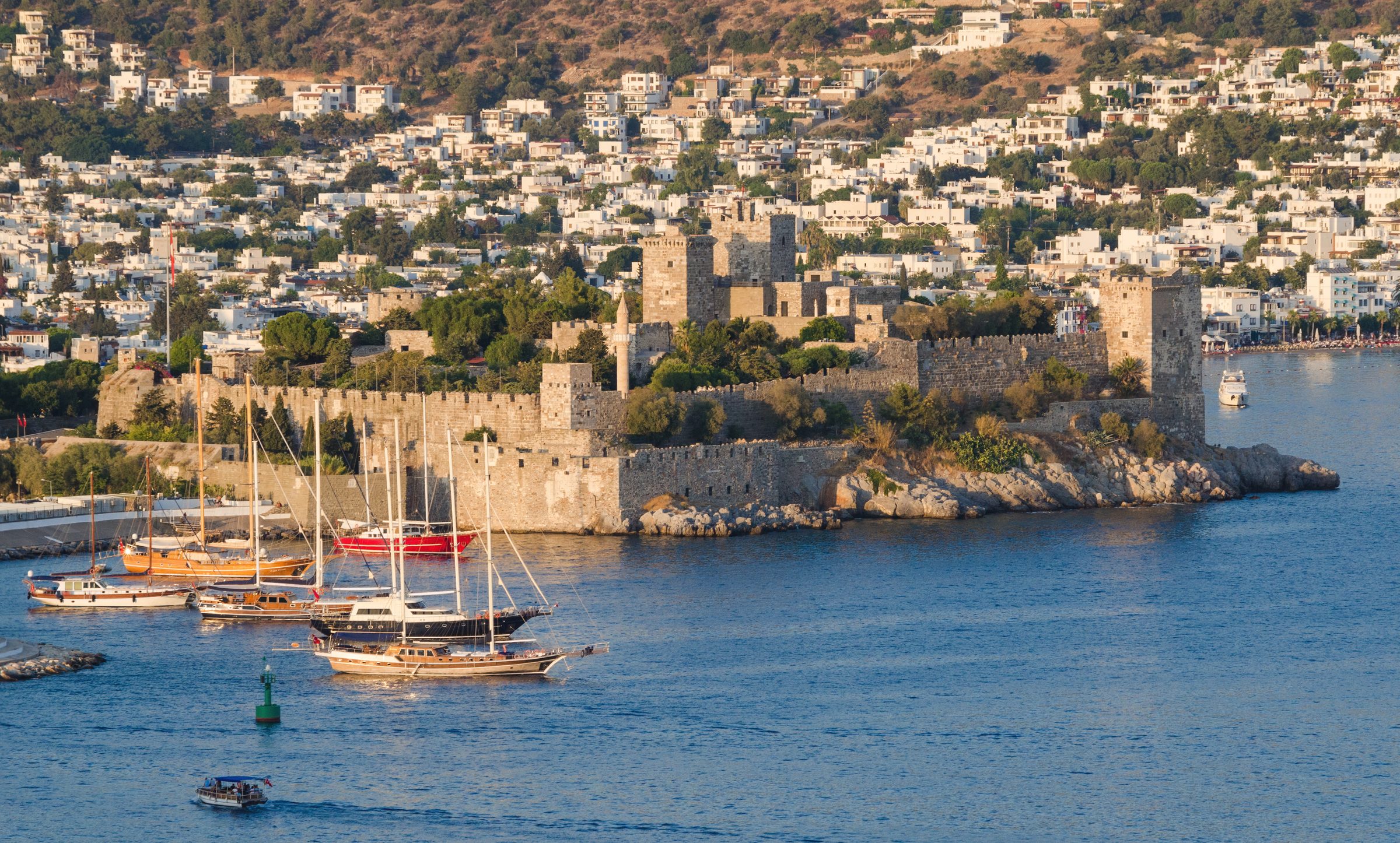 El Castillo de Bodrum y las goletas del puerto, Muğla, a orillas del Egeo