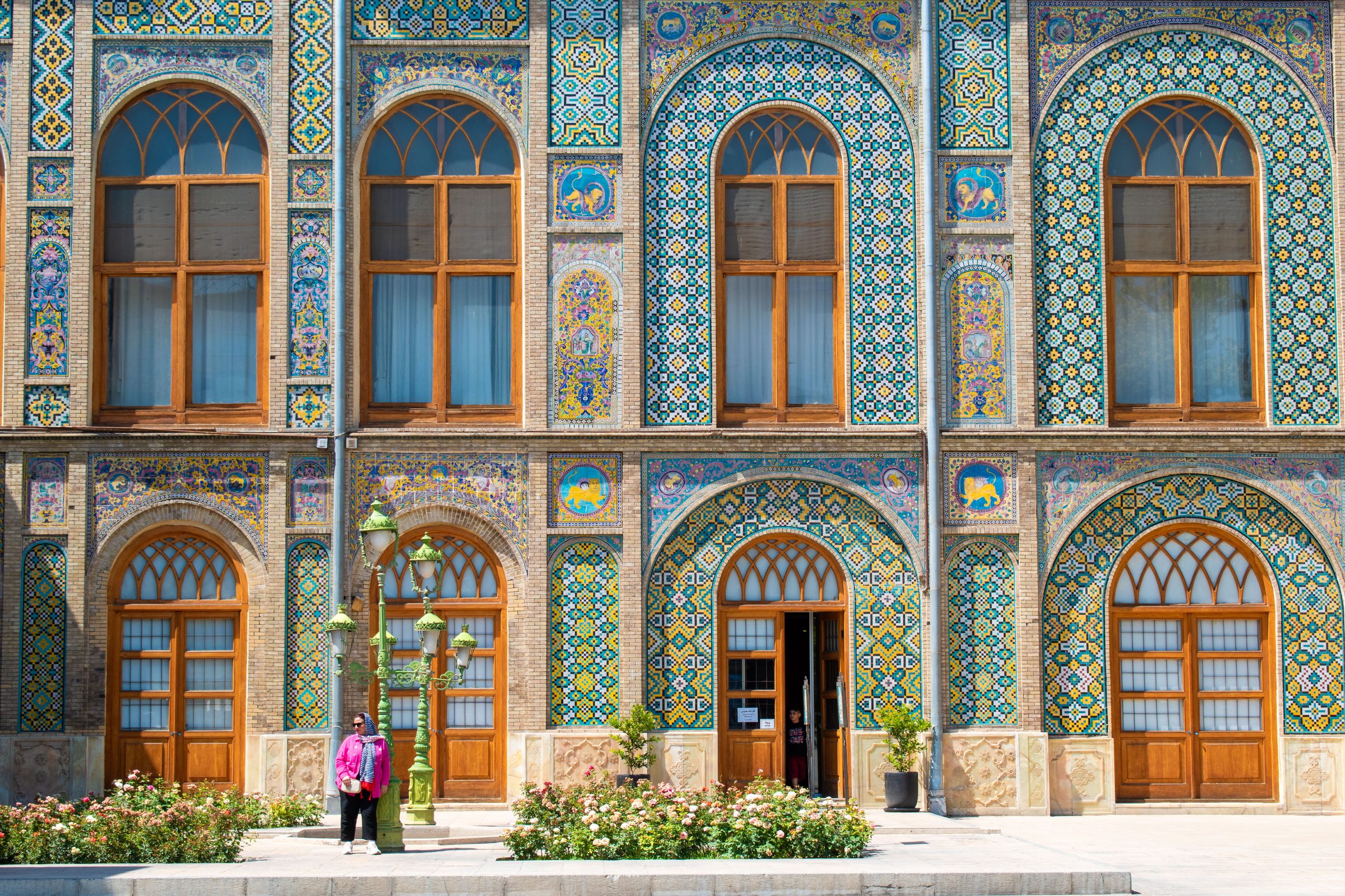 La fachada de azulejos del Palacio de Golestán en Teherán