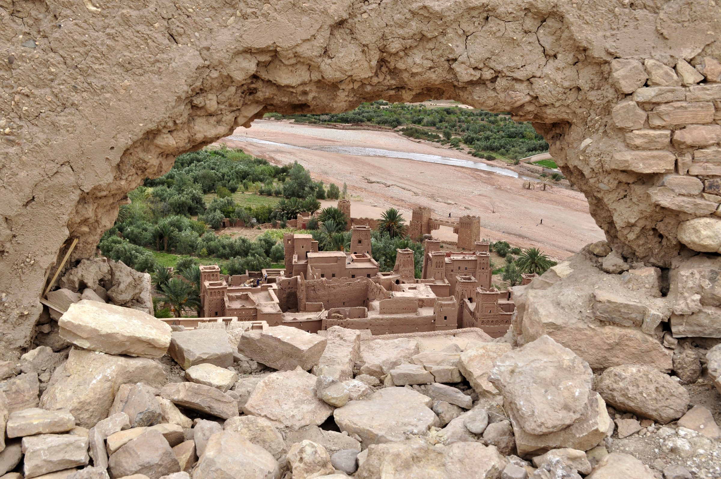Aït Benhaddou enmarcado por un antiguo arco de piedra, Marruecos