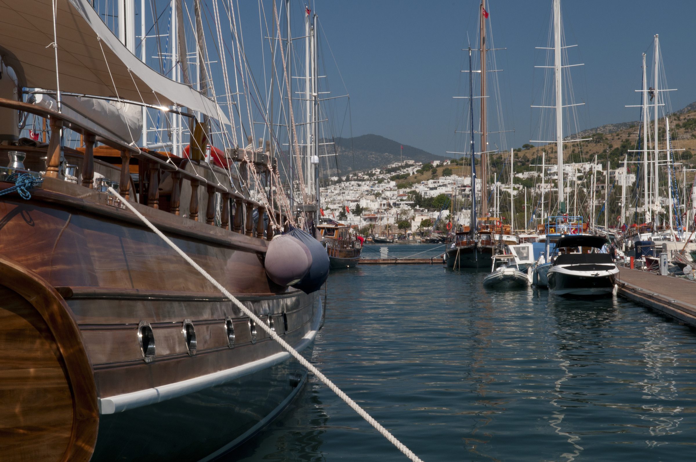 Goletas de madera y yates en el puerto deportivo de Bodrum, a orillas del Egeo