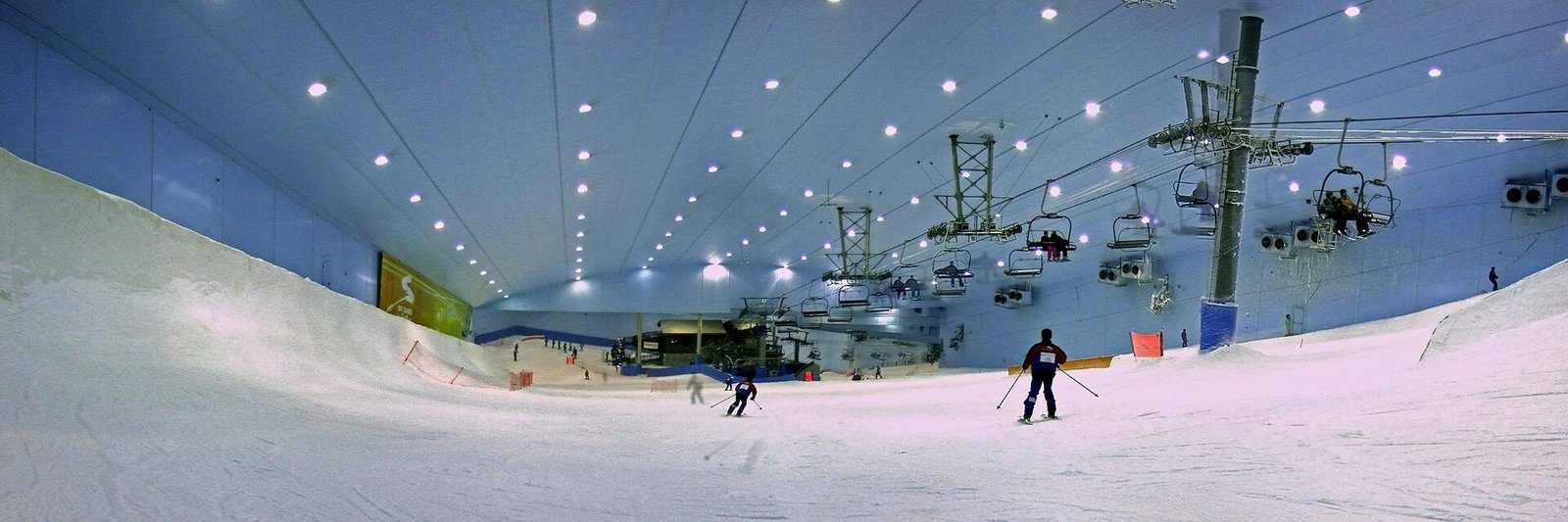 Esquiadores bajan por la pista cubierta de Ski Dubai bajo su telesilla, en el Mall of the Emirates.