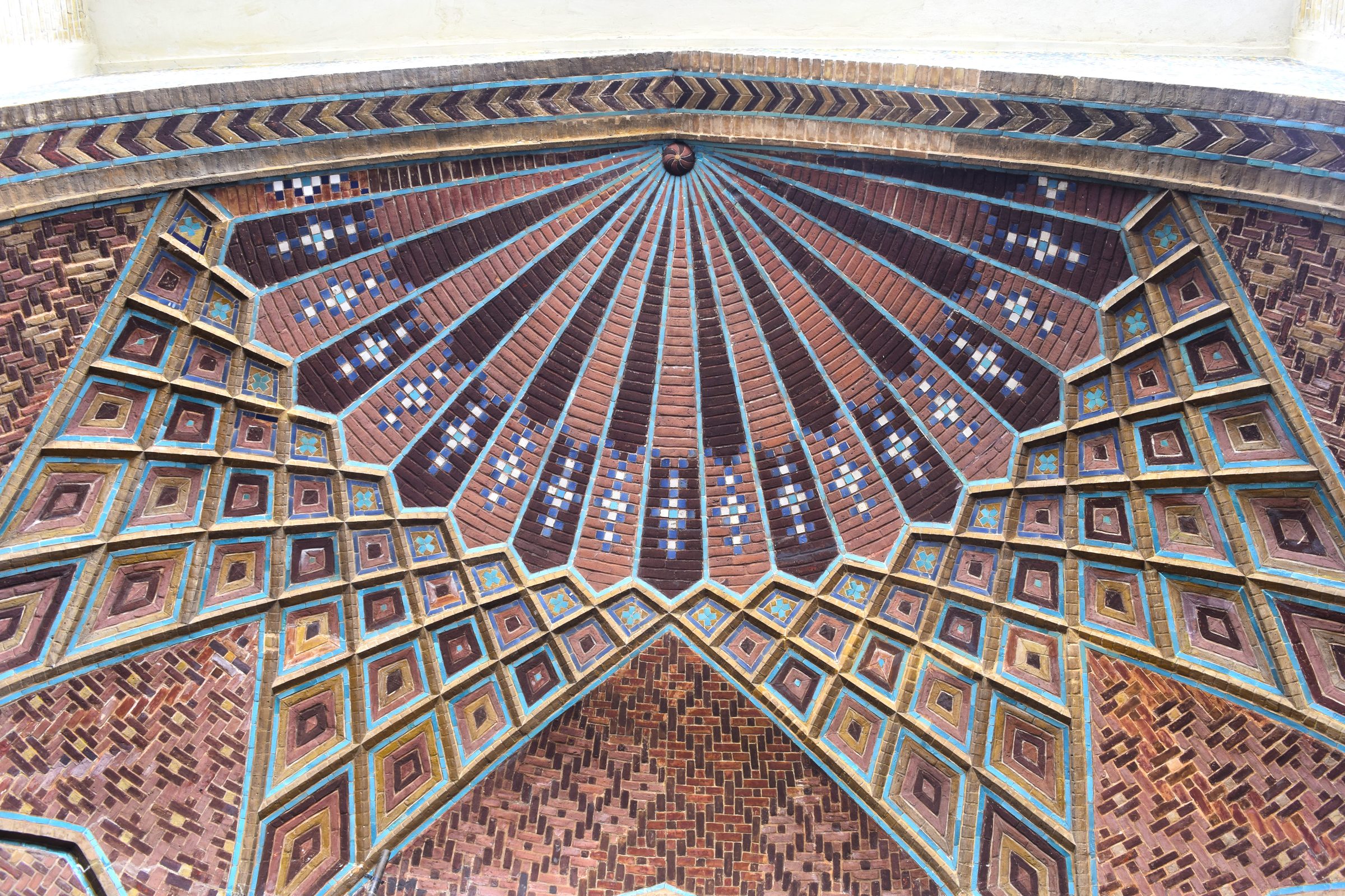 Una intrincada bóveda de azulejos entre los edificios reales del Palacio de Golestán, Teherán