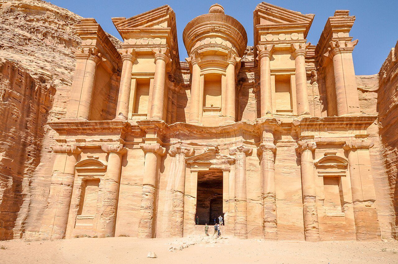 La monumental fachada excavada en la roca de Ad Deir, el Monasterio, en lo alto de las montañas de Petra.