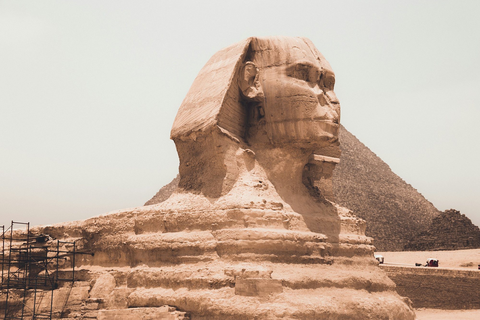 La Gran Esfinge con la pirámide de Kefrén en Guiza, Egipto