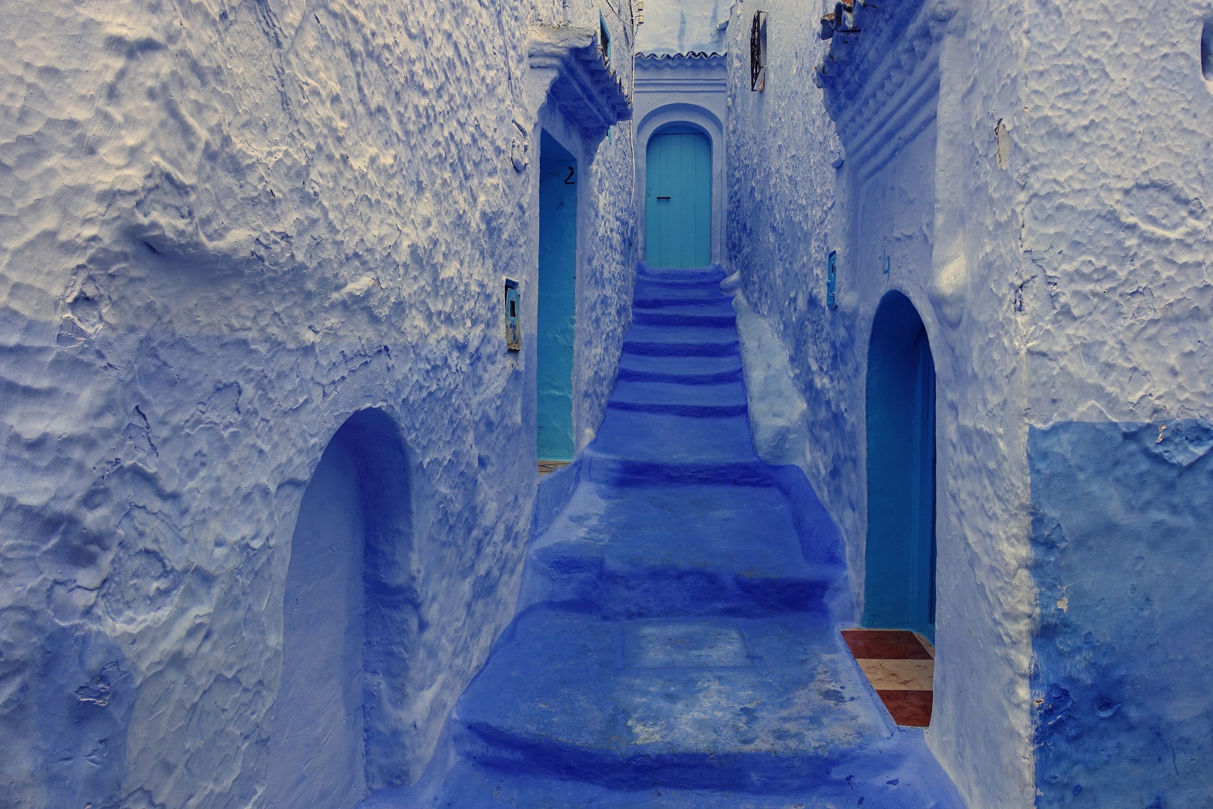 Una escalinata pintada de azul en la medina de Chefchaouen