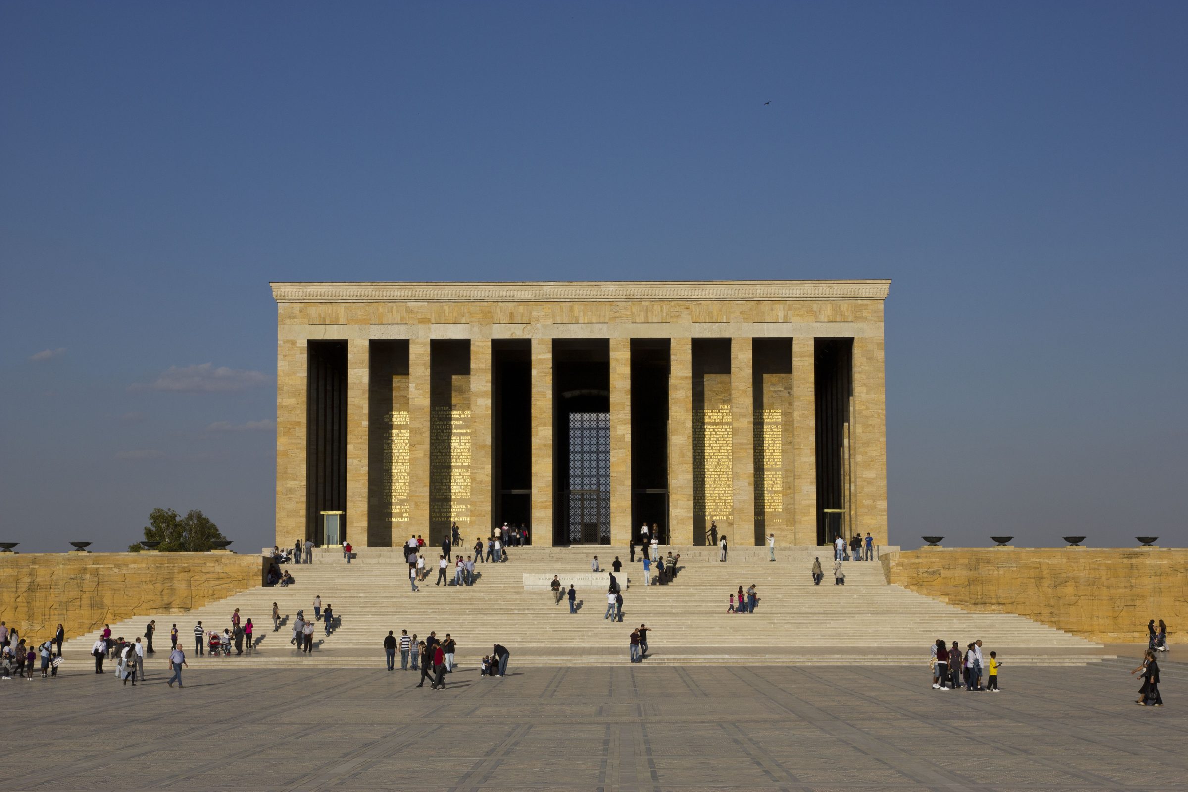 El mausoleo columnado de Anıtkabir en Ankara