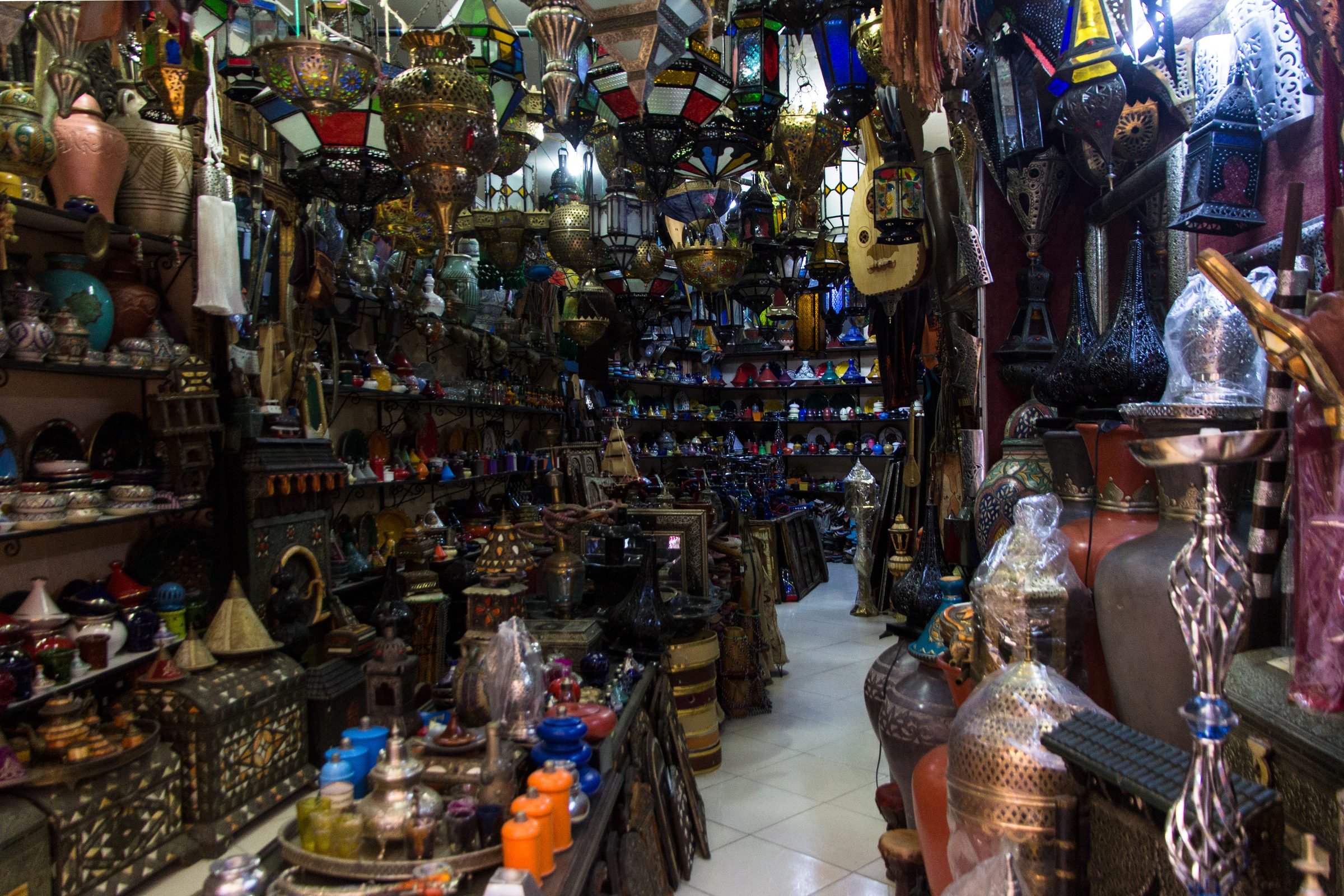 Faroles y piezas de latón colman una tienda de la medina de Tánger