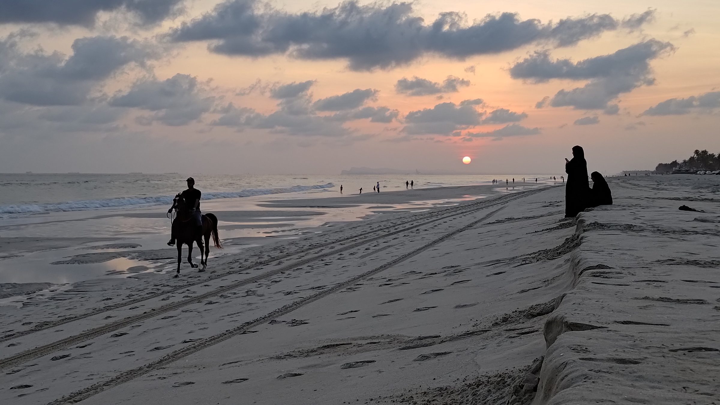 Un jinete en la playa de Salalah a la hora del ocaso