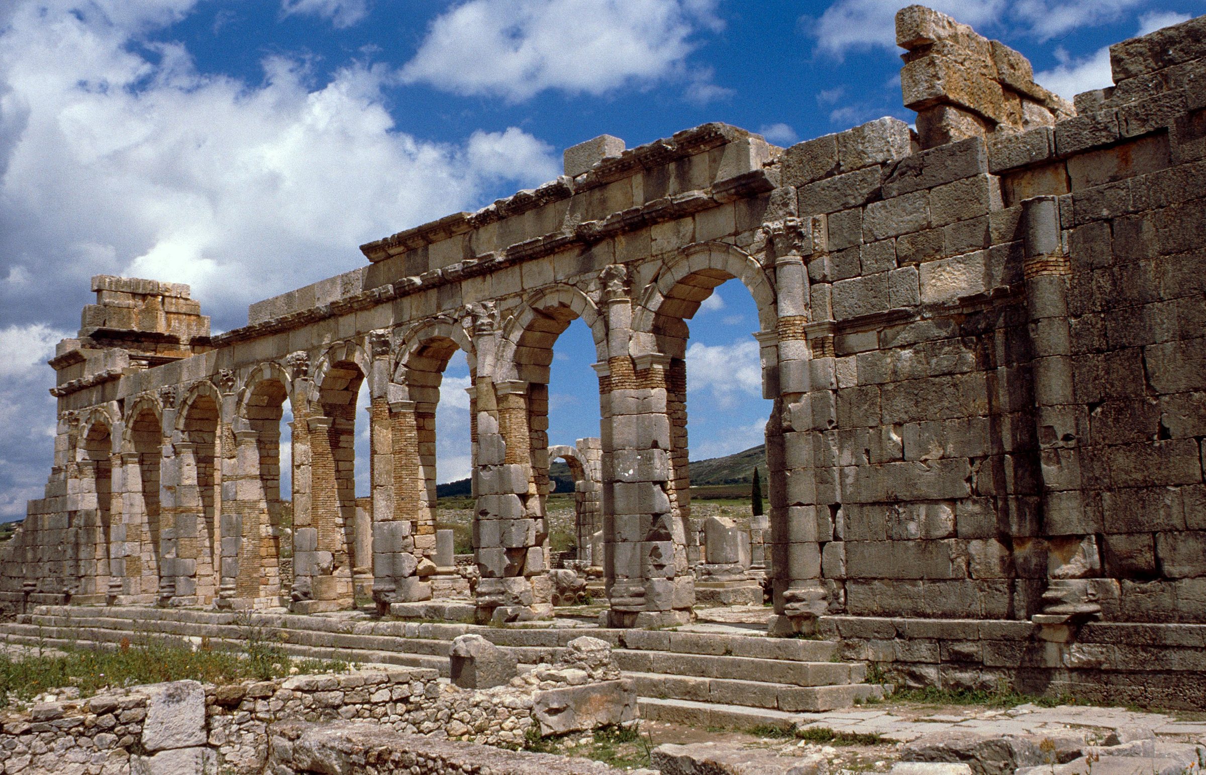 Arcos romanos en Volubilis, la ciudad antigua mejor conservada de Marruecos