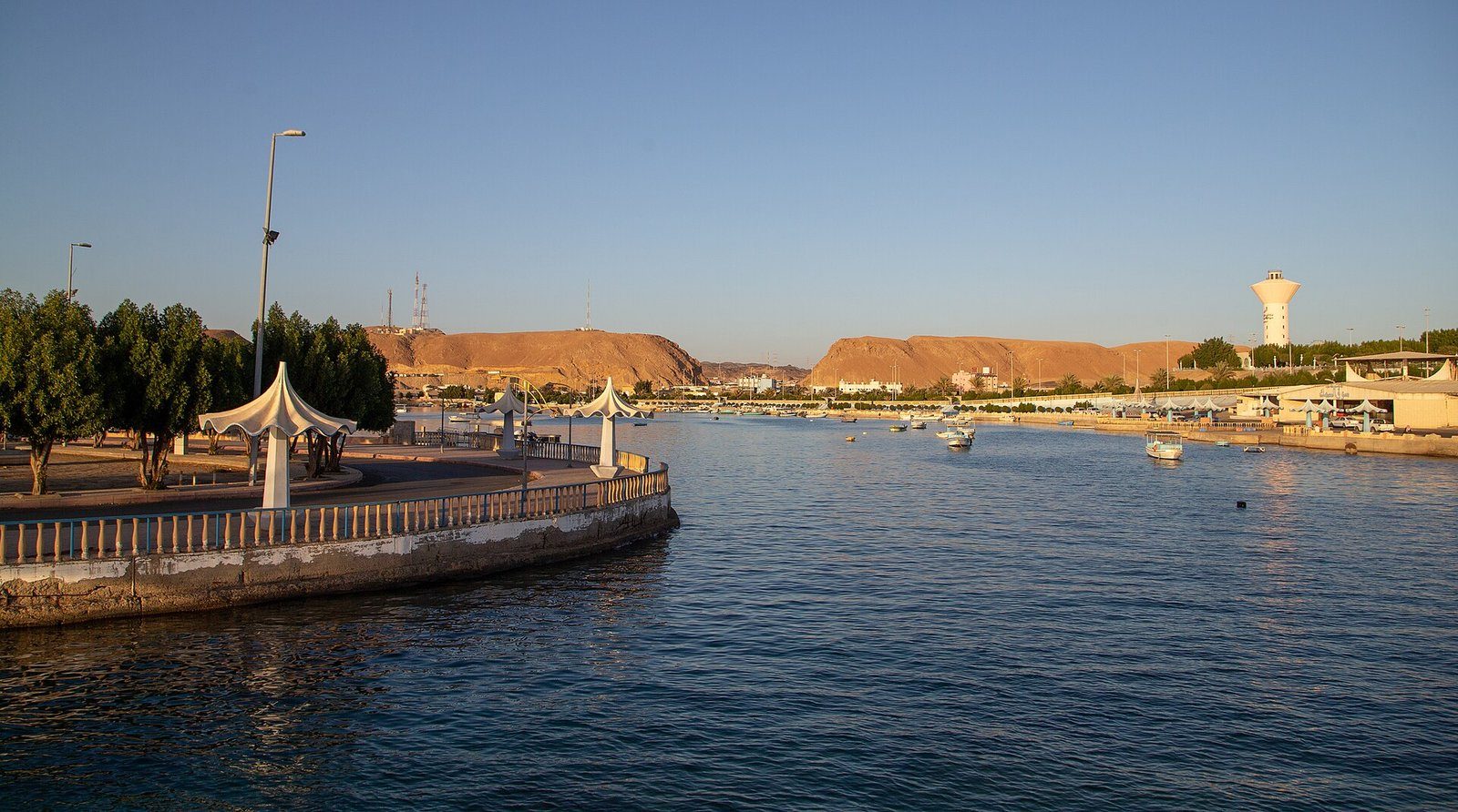 El tranquilo puerto y el paseo marítimo de Duba, sede del Puerto de NEOM, en la costa saudí del Mar Rojo