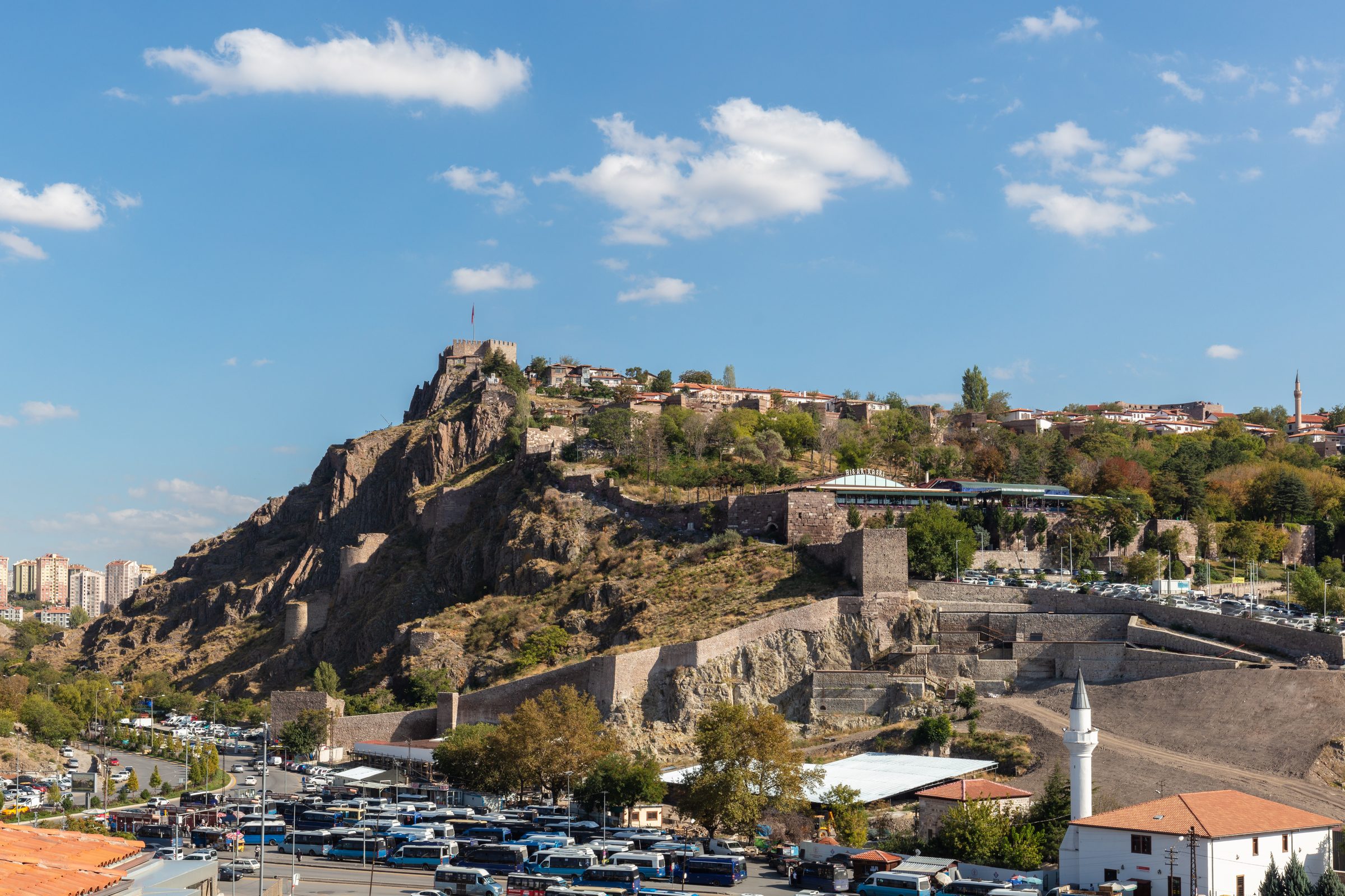 El Castillo de Ankara corona su colina rocosa sobre la ciudad antigua