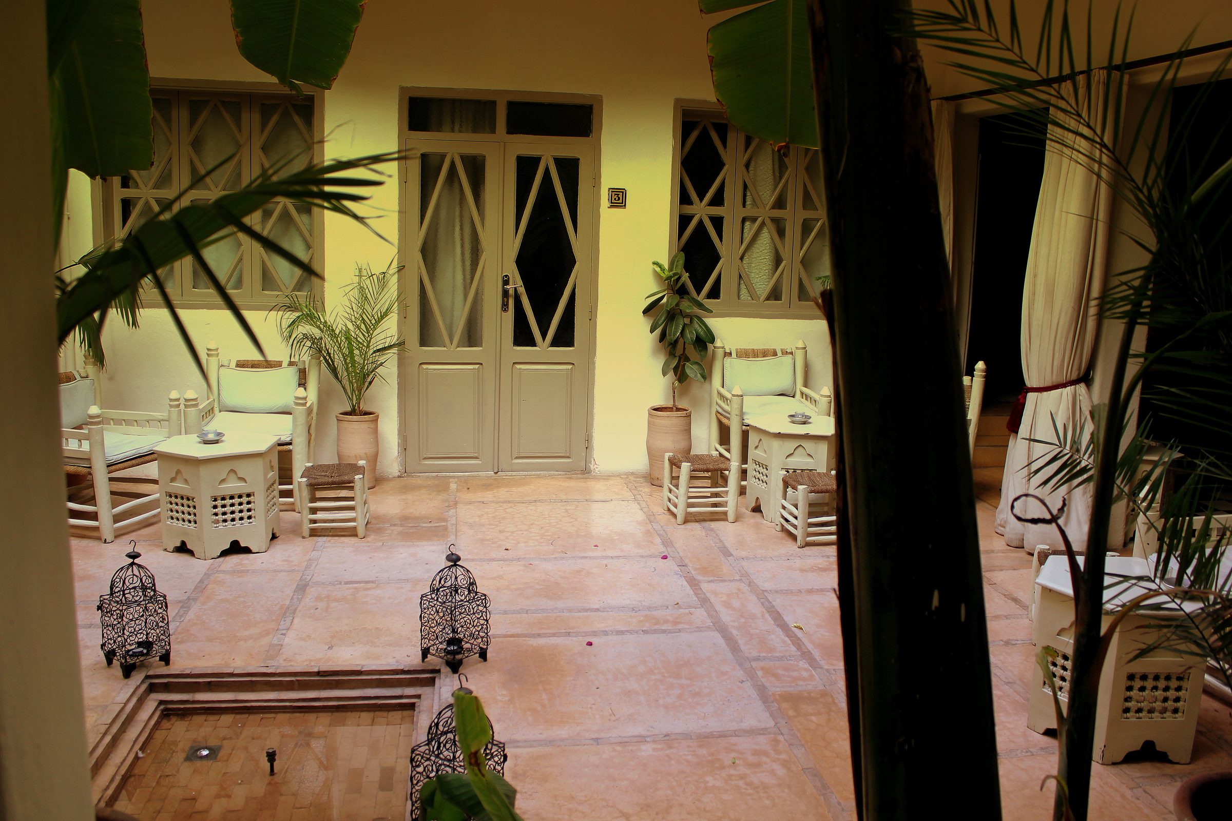 El patio ajardinado del Riad Dar Atta en Marrakech