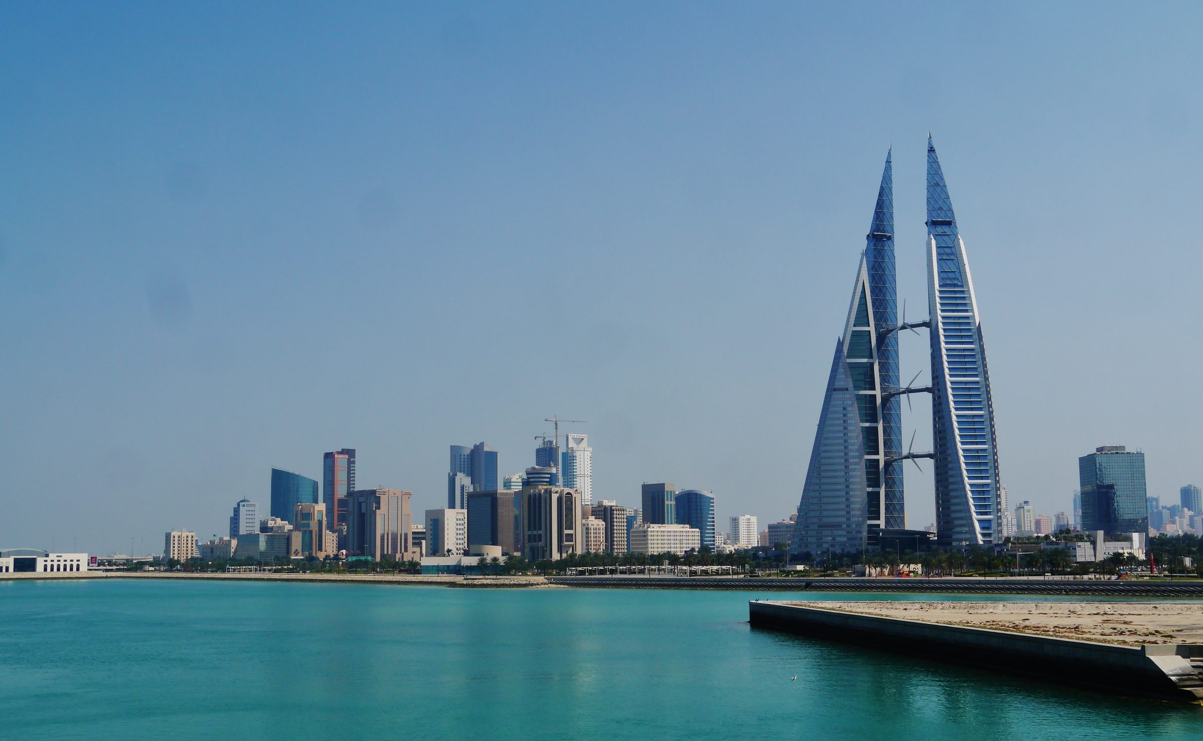 El Bahrain World Trade Center y el perfil urbano de Manama, más allá de unas aguas de color turquesa