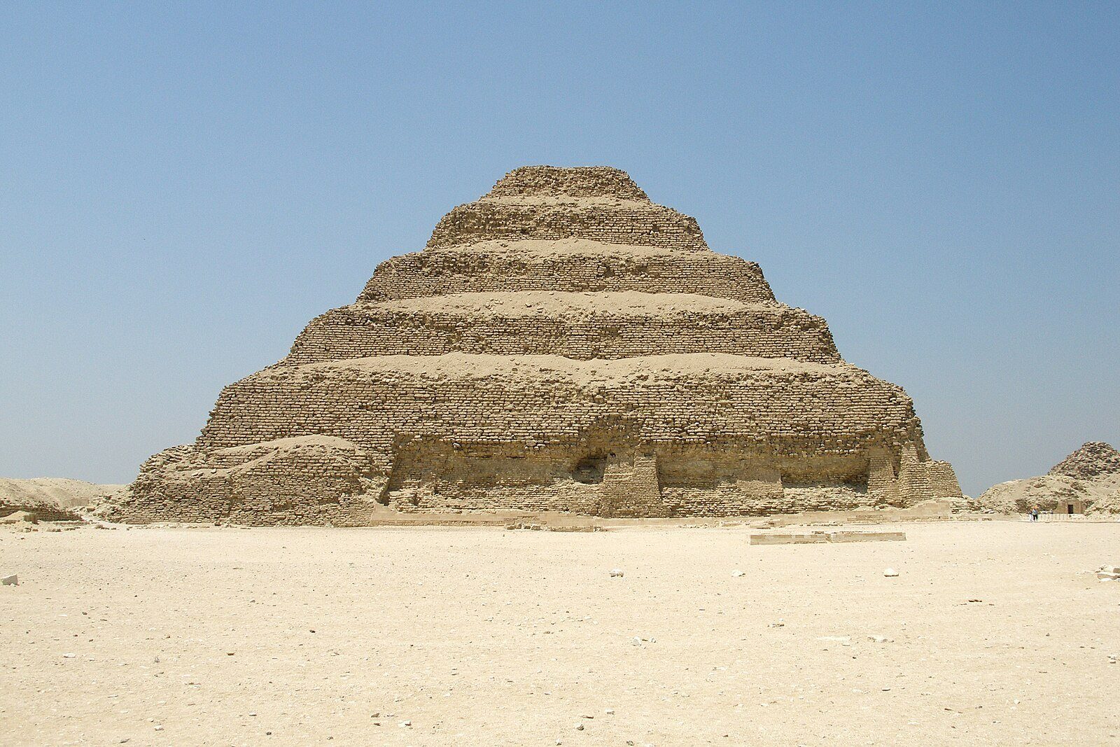 Los seis niveles escalonados de la Pirámide de Zoser alzándose en pleno desierto en Saqqara