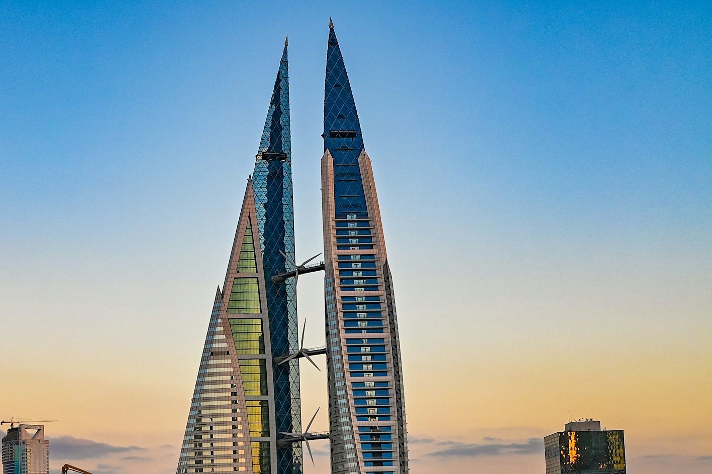 Las torres del Bahrain World Trade Center en Manama al atardecer