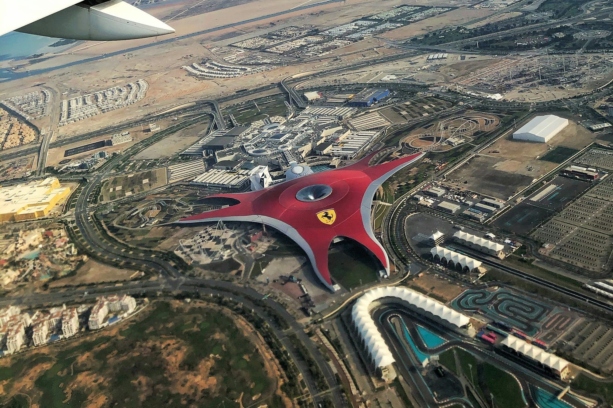 Ferrari World y el circuito de Yas Marina en Yas Island, Abu Dabi, vistos desde el aire