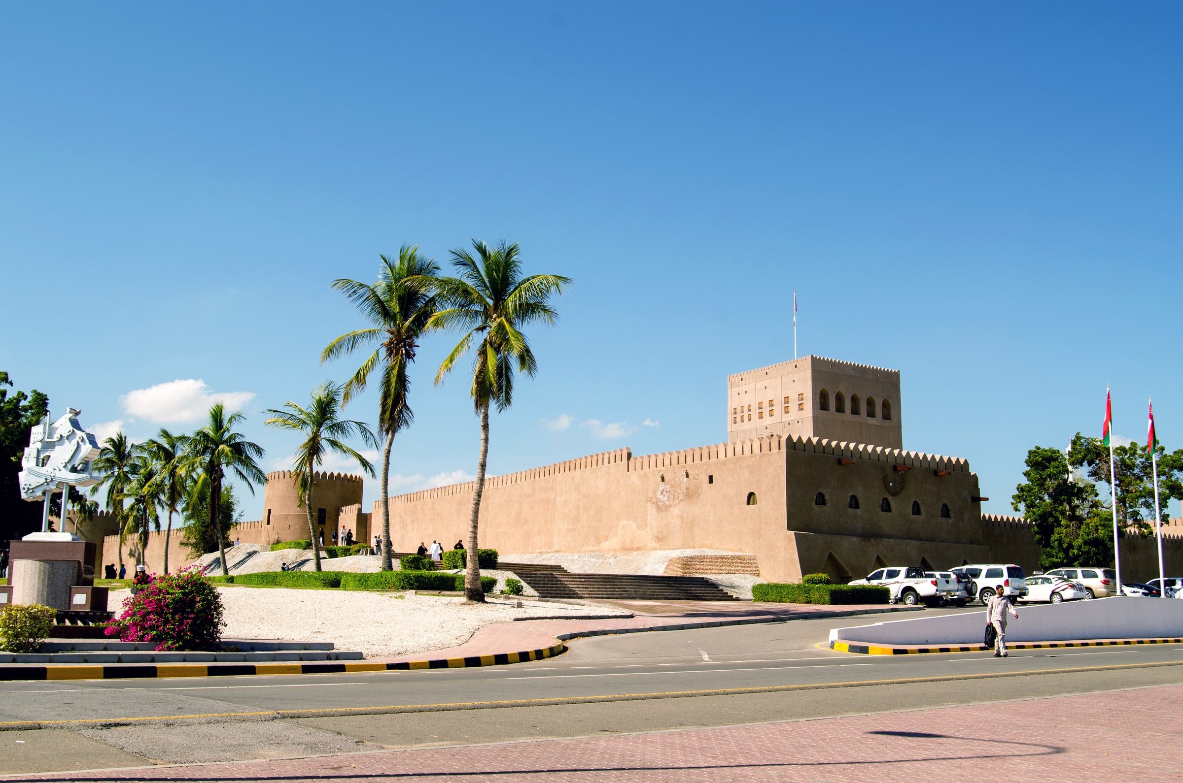 El Fuerte de Sohar enmarcado por palmeras en la costa de Batinah, Omán