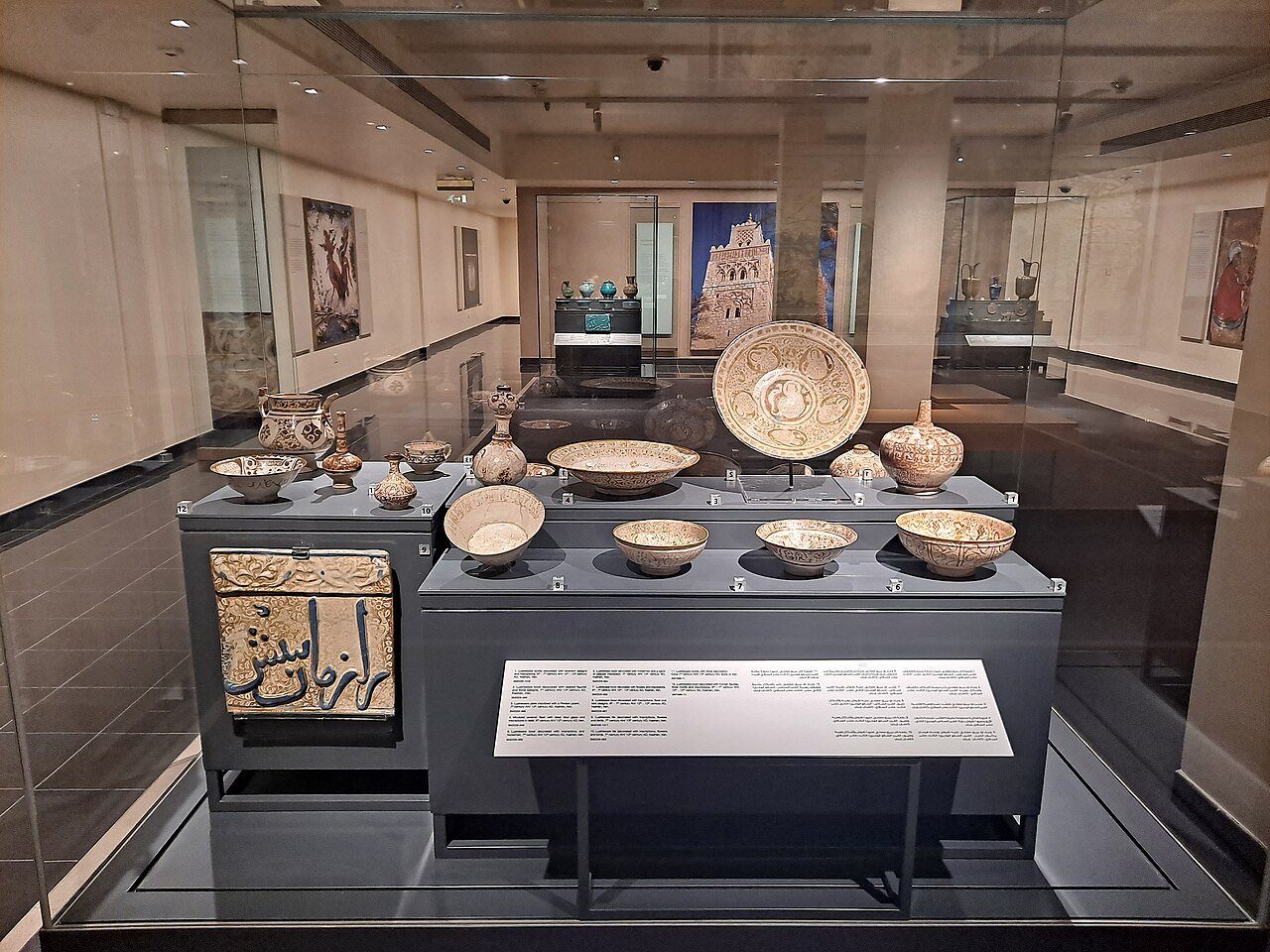 Una galería de cerámica islámica y caligrafía tallada en el Sharjah Museum of Islamic Civilization.