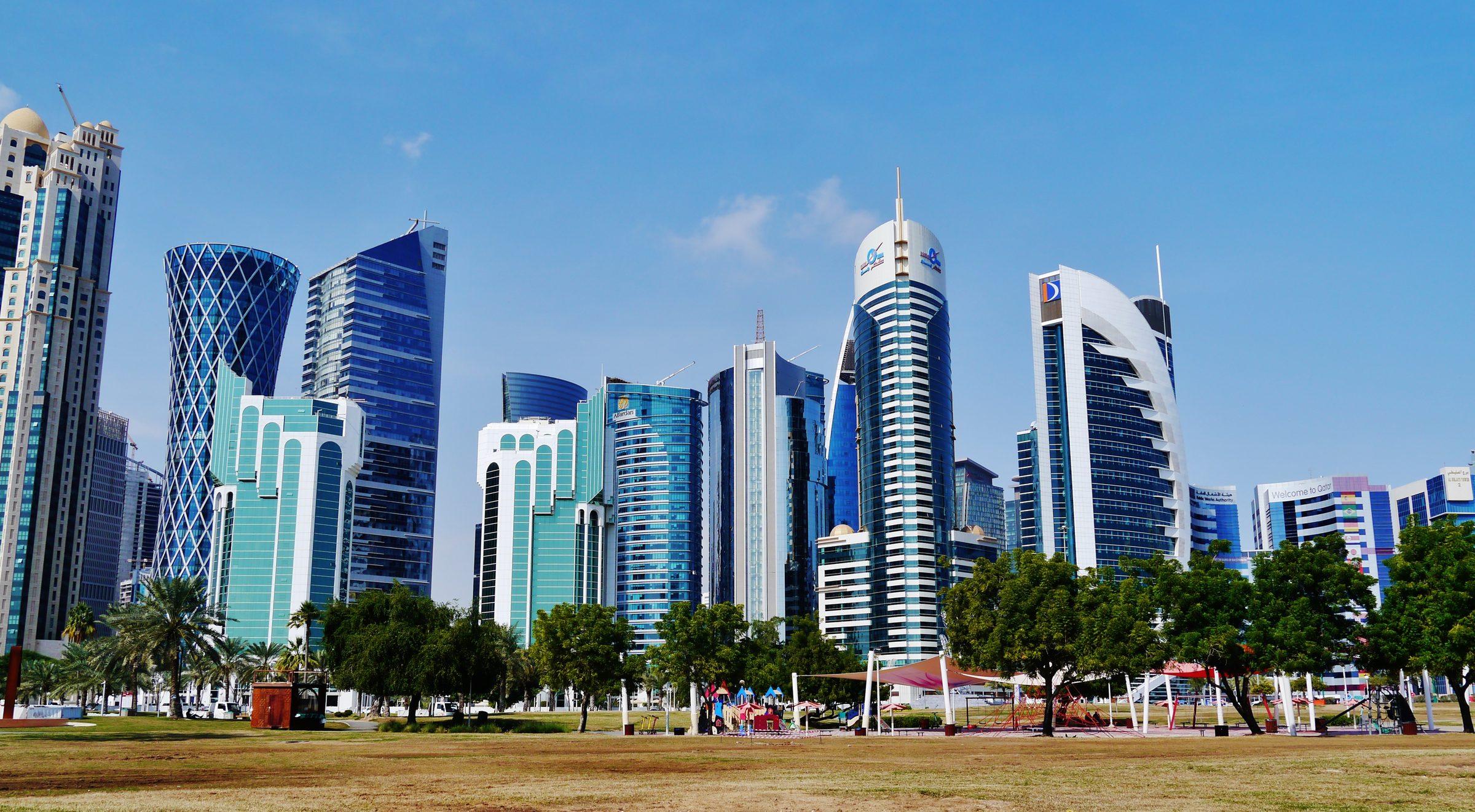 Las torres de cristal del perfil urbano de Doha en West Bay
