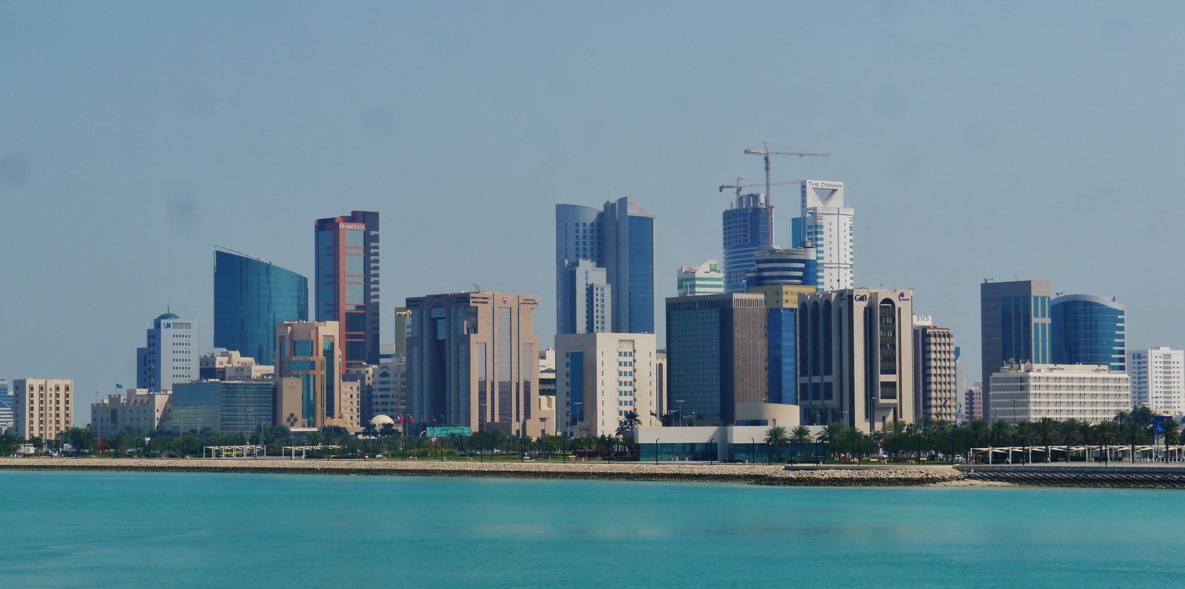 El perfil urbano de Manama sobre las aguas turquesa del Golfo