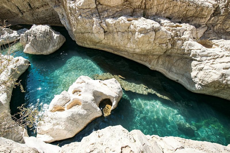 Pozas turquesas en un wadi, Omán