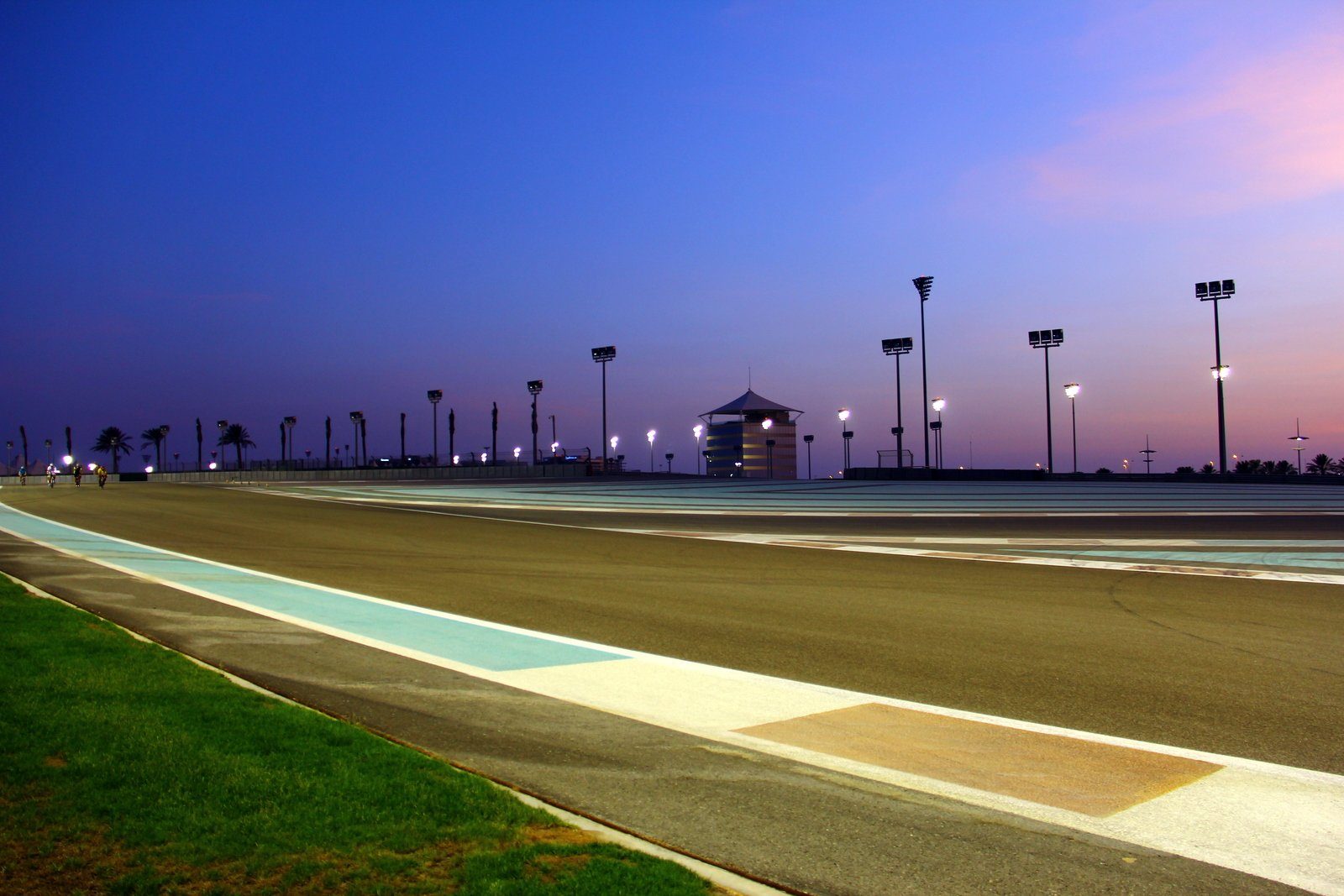 La pista del circuito de Yas Marina en Abu Dabi bajo un cielo violeta al anochecer.
