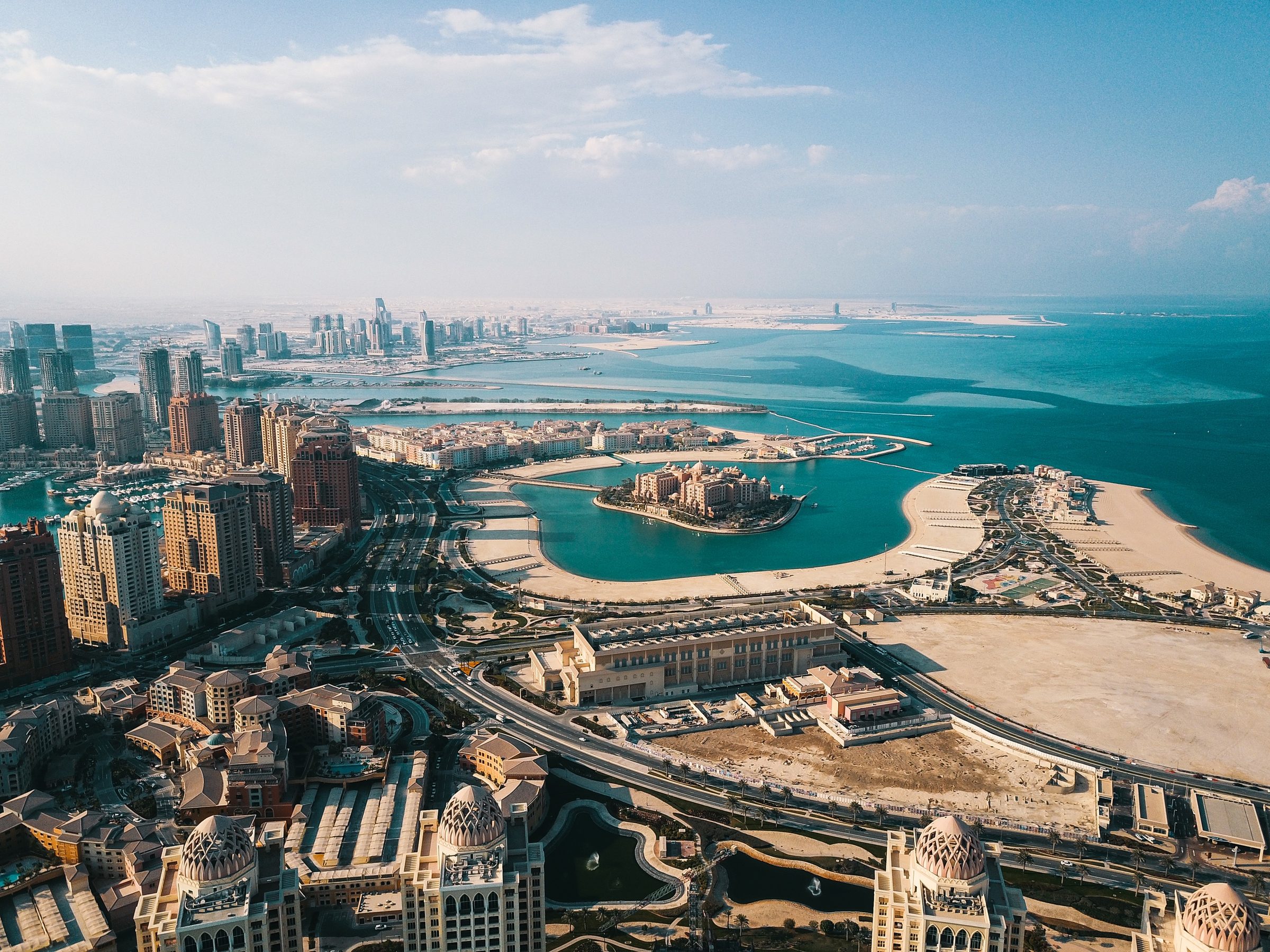 The Pearl-Qatar desde el aire, con Marsa Malaz Kempinski en su isla y Lusail y West Bay al fondo