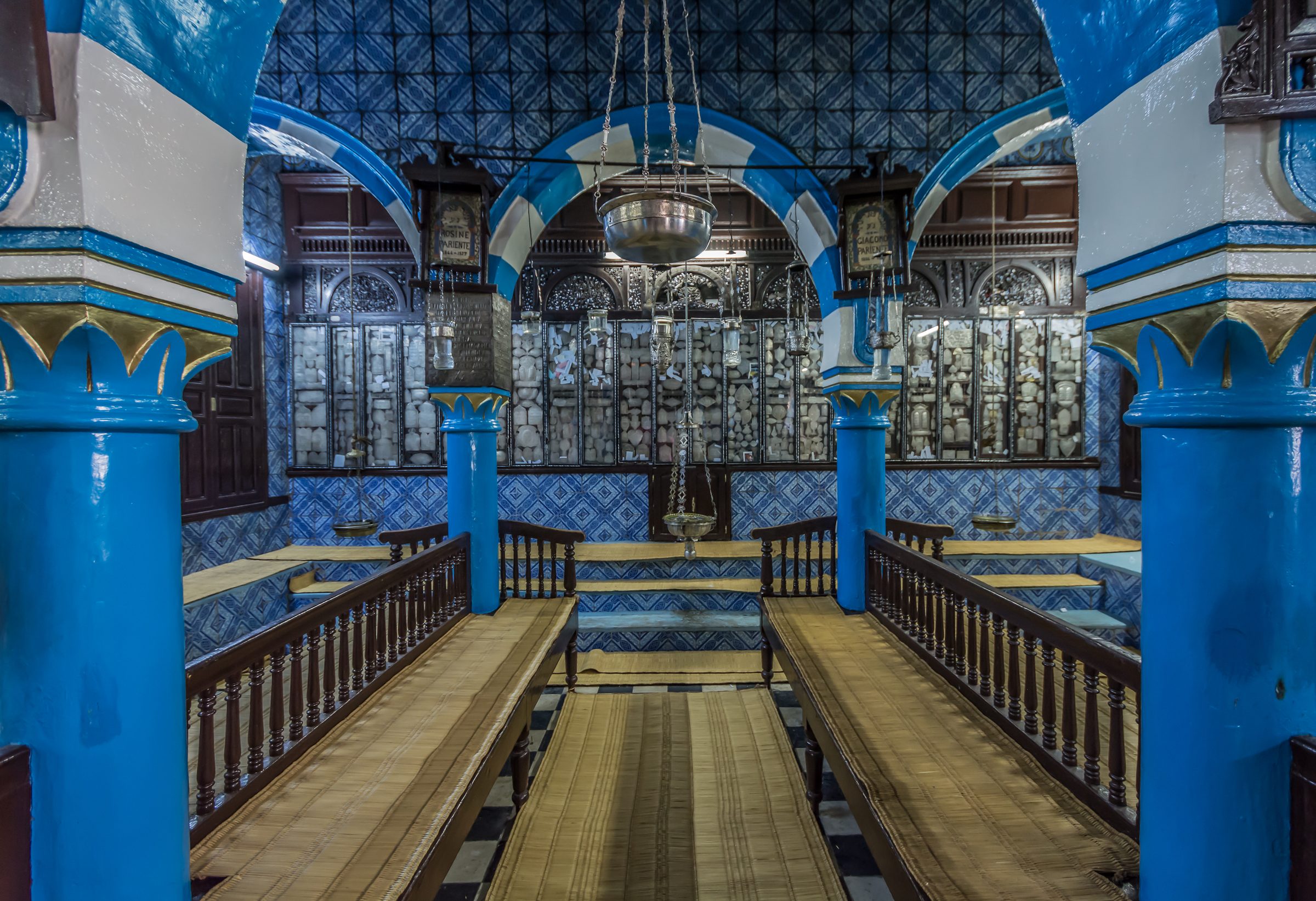 El interior azul y blanco de la sinagoga de Hara Srira, Yerba