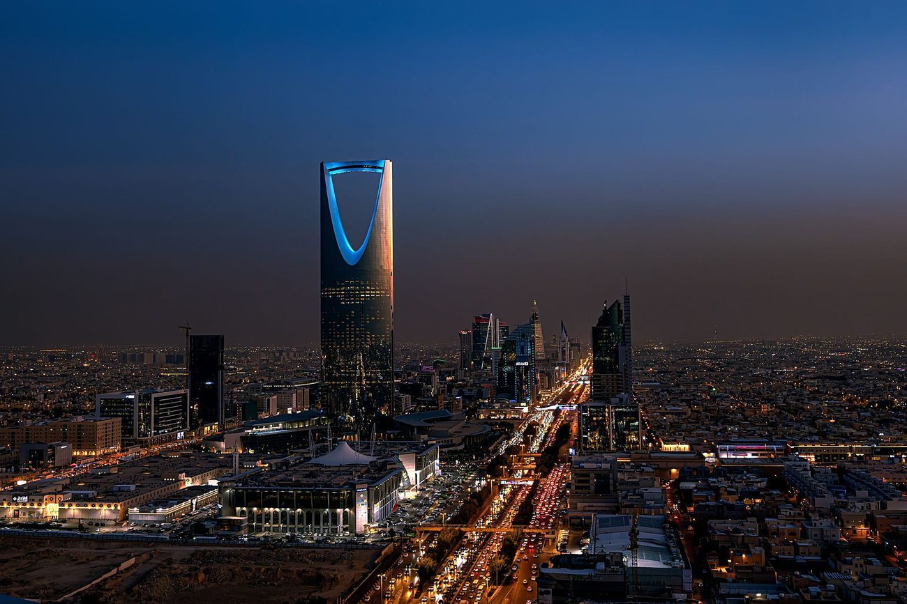 El Kingdom Centre y el horizonte de Riad de noche