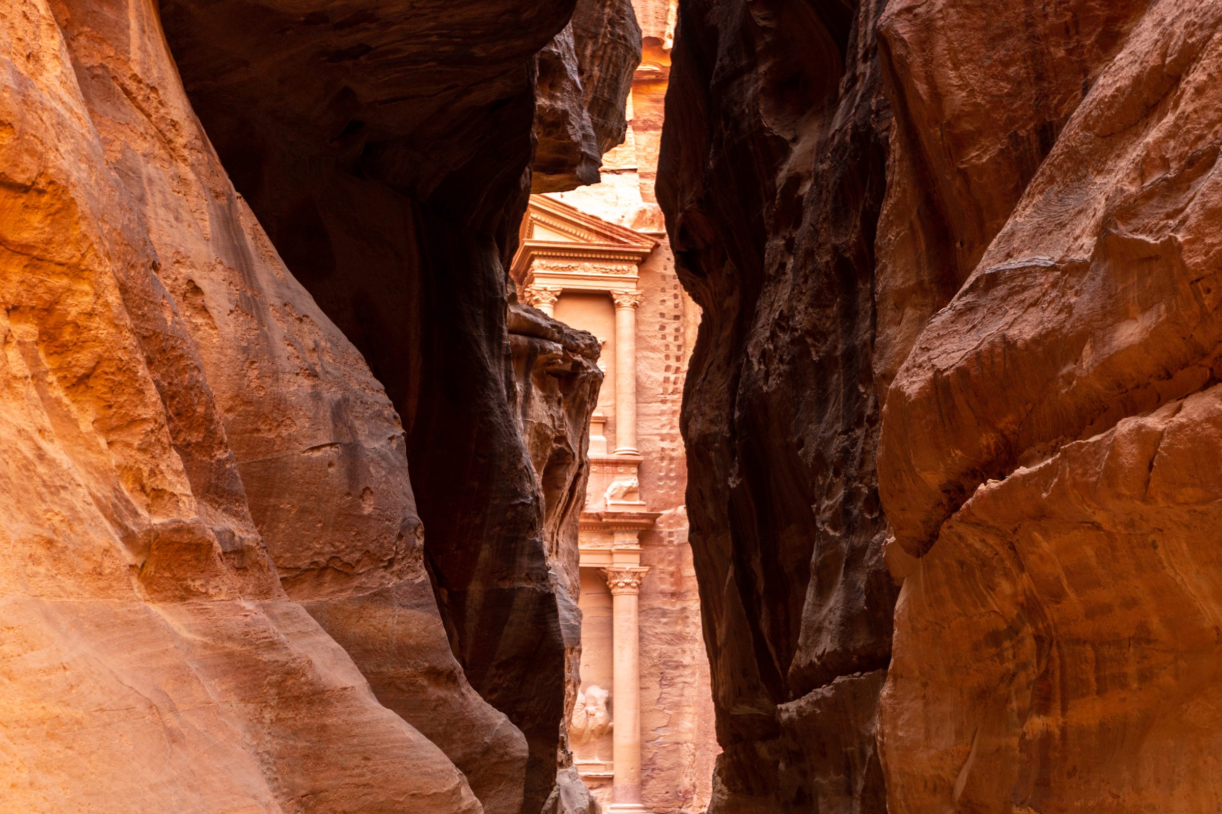 El Tesoro de Petra se revela al final del Siq, Jordania