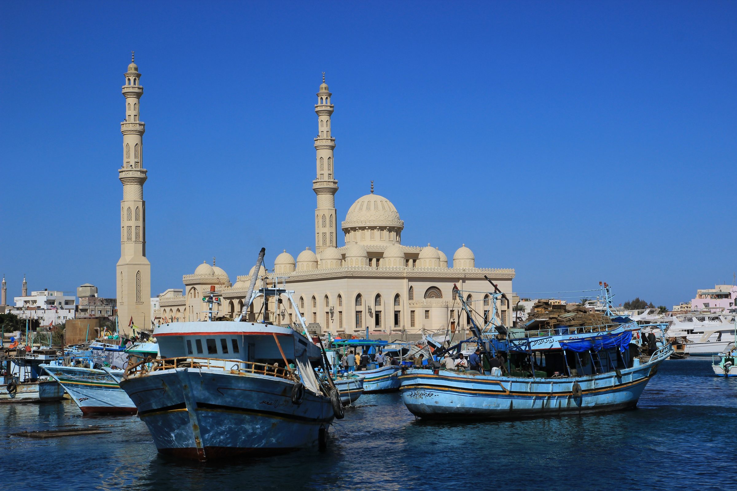 La mezquita del puerto de Hurghada y las barcas de pesca en el Mar Rojo