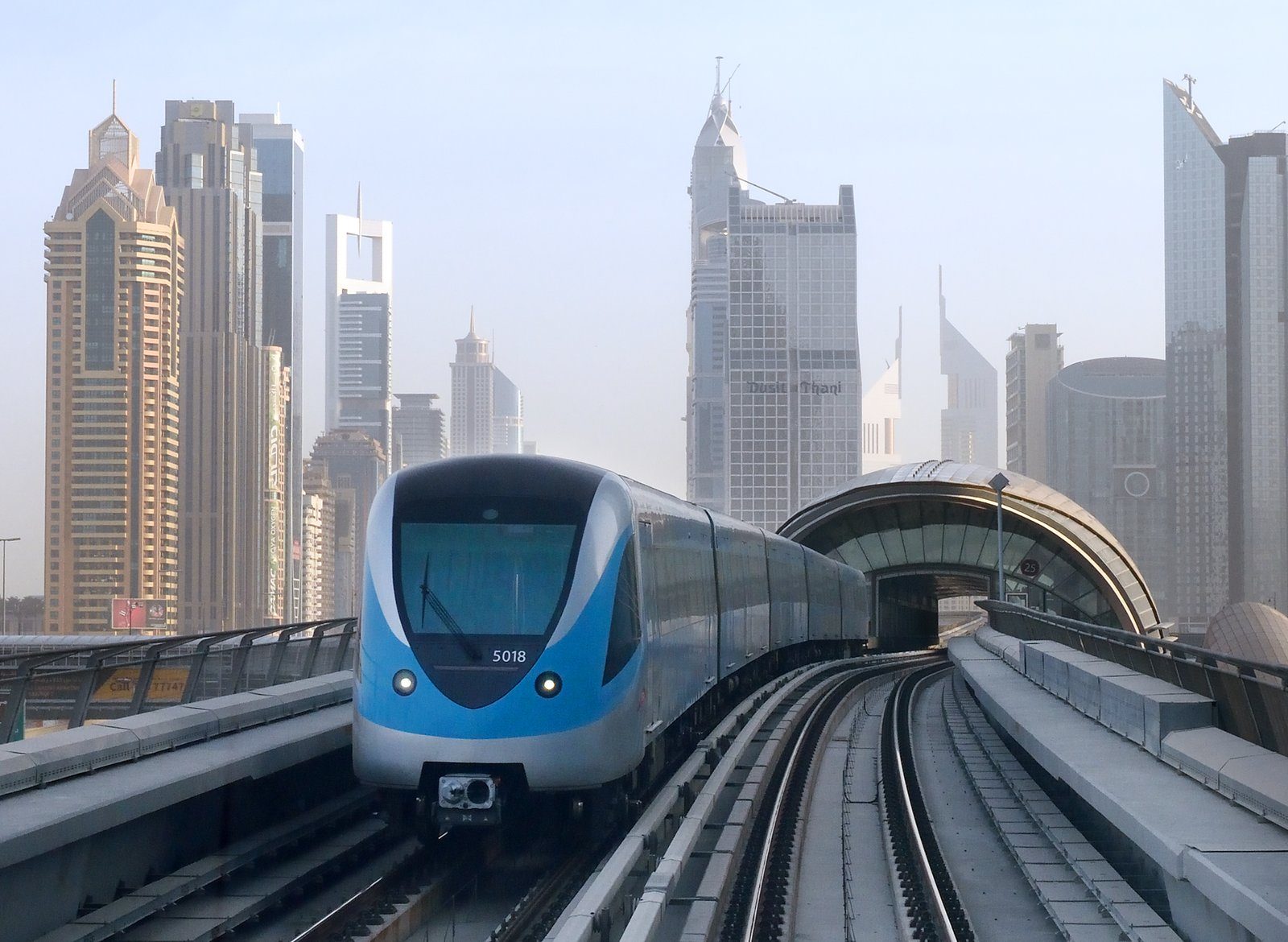 Un tren del Metro de Dubái deslizándose por su vía elevada entre las torres de Sheikh Zayed Road